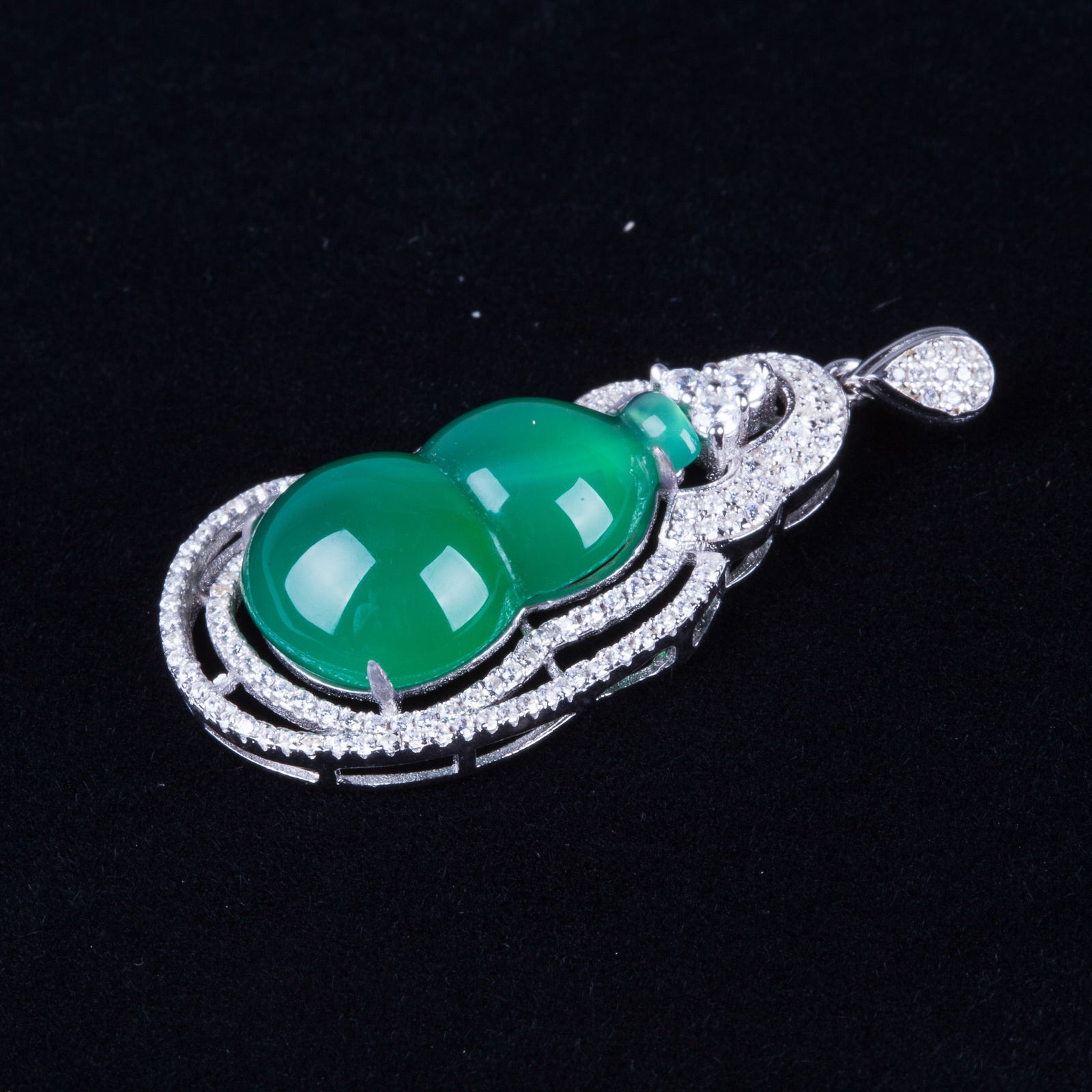 A CHINESE JADEITE 'DOUBLE-GOURD' PENDANT: A Chinese jadeite pendant of double-gourd.Length 2.2 cm.