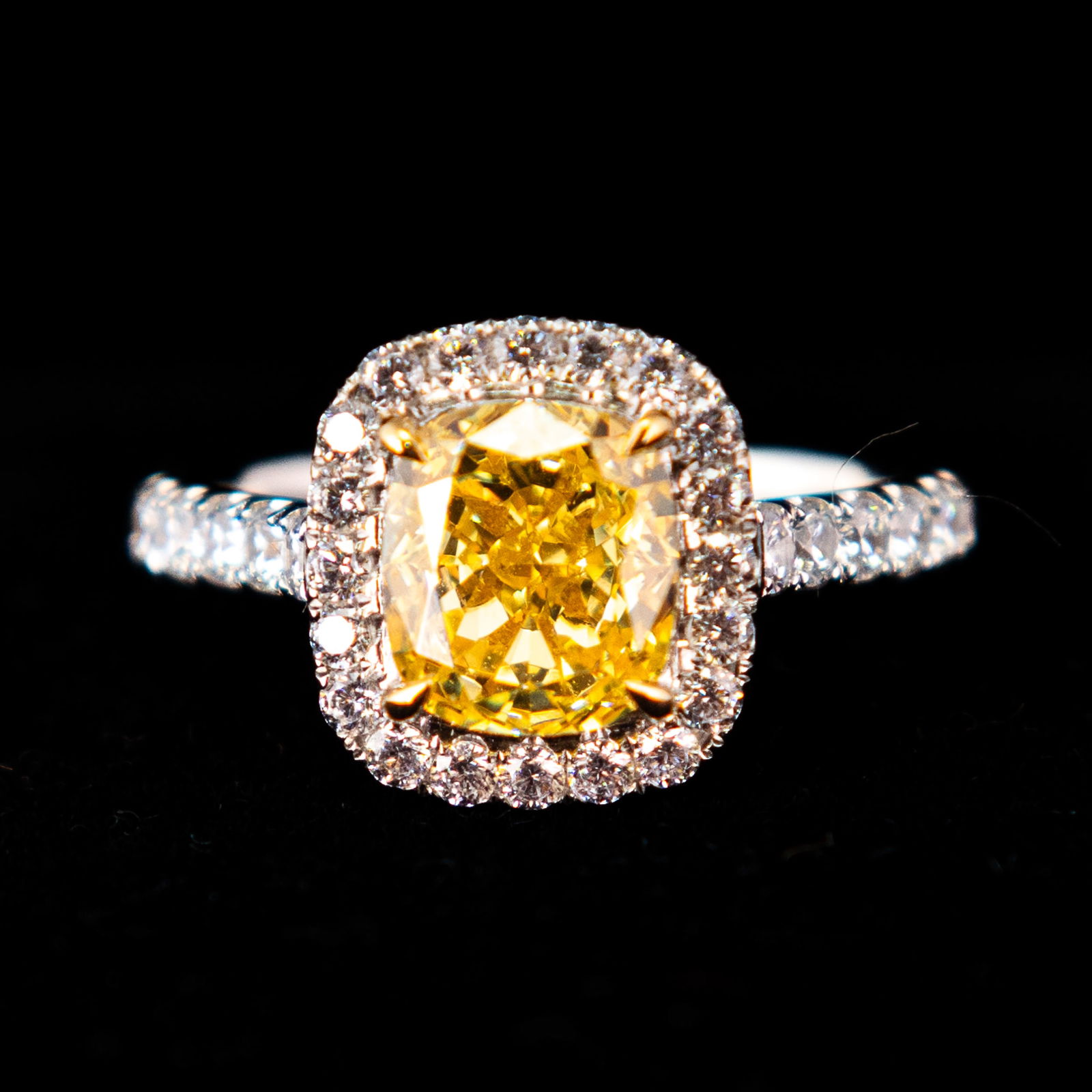 A FASHION JEWELRY 'YELLOW DIAMOND' STYLE RING: A fashion jewelry yellow diamond style ring.Size 7.75.