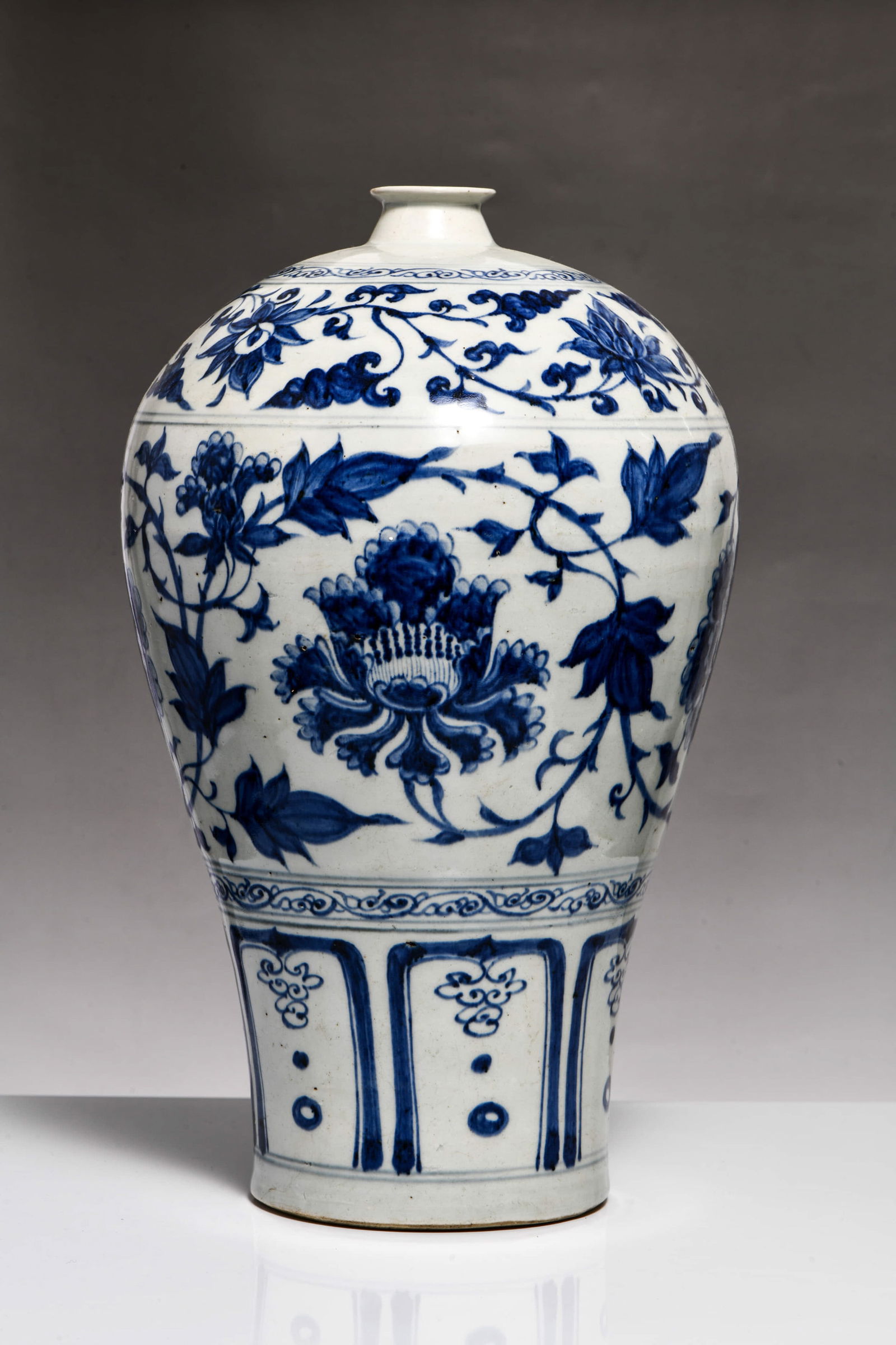 A BLUE AND WHITE 'INTERLOCKING LOTUS' MEIPING (1 of 6)