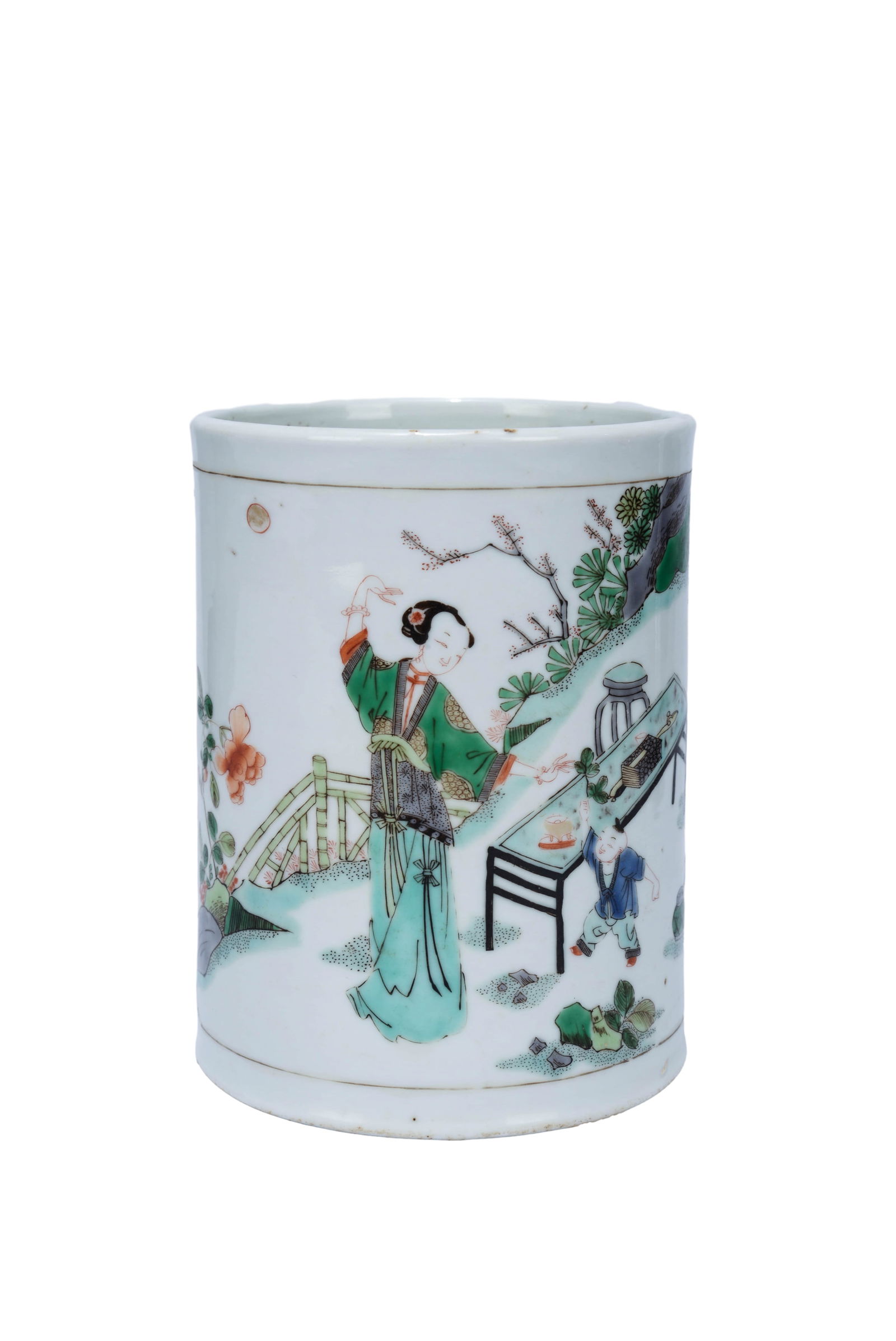 A WUCAI MEDALLION 'INSTRUCTING CHILDREN AND POETRY' BRUSH POT: A wucai medallion 'instructing children and poetry' brush pot.Dimensions: Width: 10.5 cm (4.13 in.), Height: 14 cm (5.51 in.). All measurements are approximate.