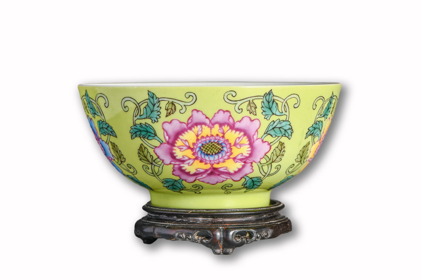 A GREEN-GLAZED FAMILLE ROSE 'FLORAL' BOWL: A famille rose bowl decorated with floral motifs, finished with a green ground. Dimensions: Width: 15.5 cm (6.10 in.), Height: 7.2 cm (2.83 in.). All measurements are approximate.