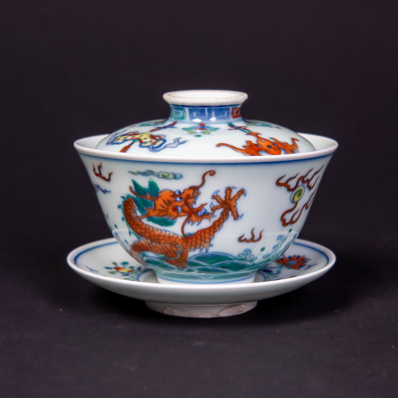 A FAMILLE ROSE 'DRAGON' COVERED TEA BOWL (1 of 4)