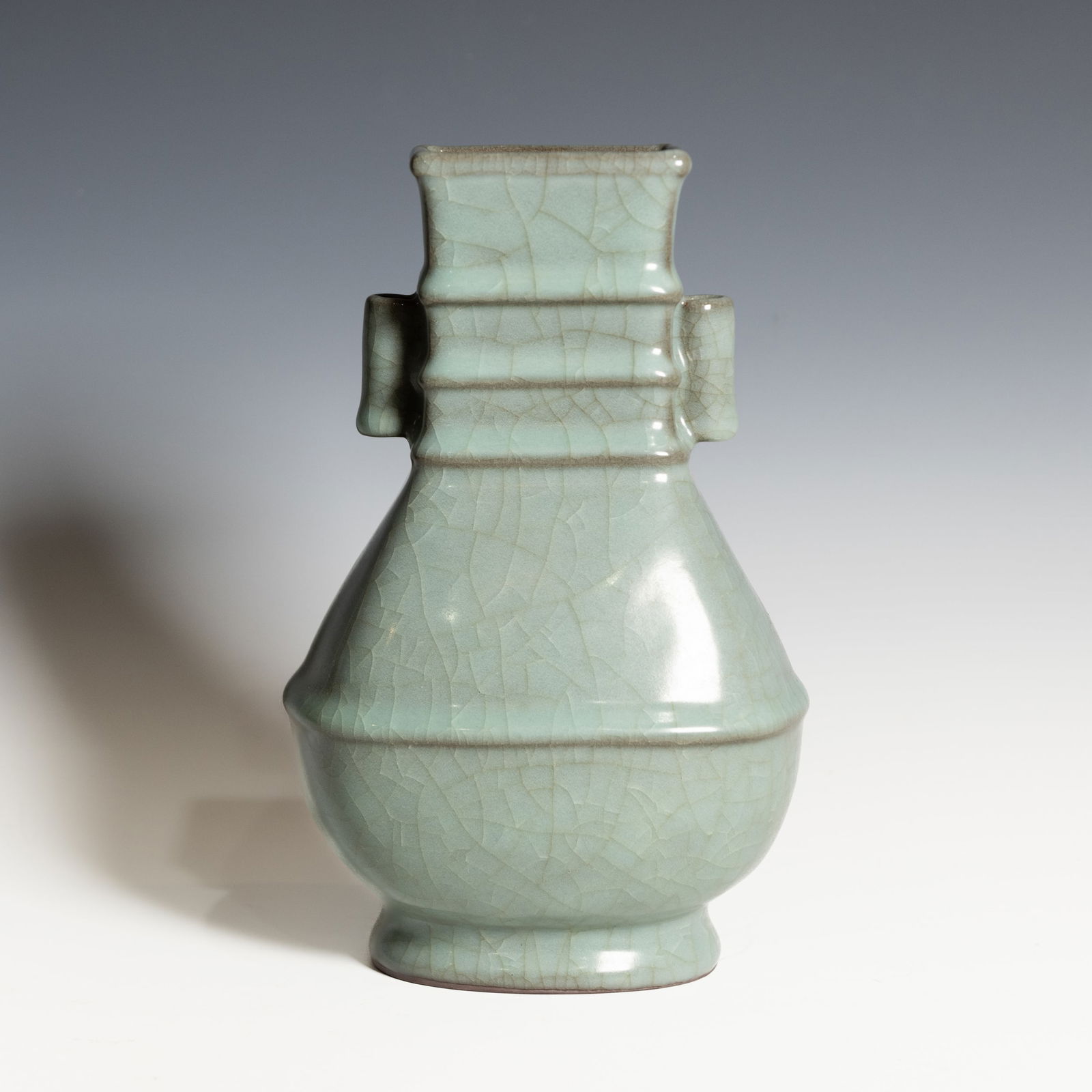 A CHINESE GE-STYLE VASE (1 of 5)