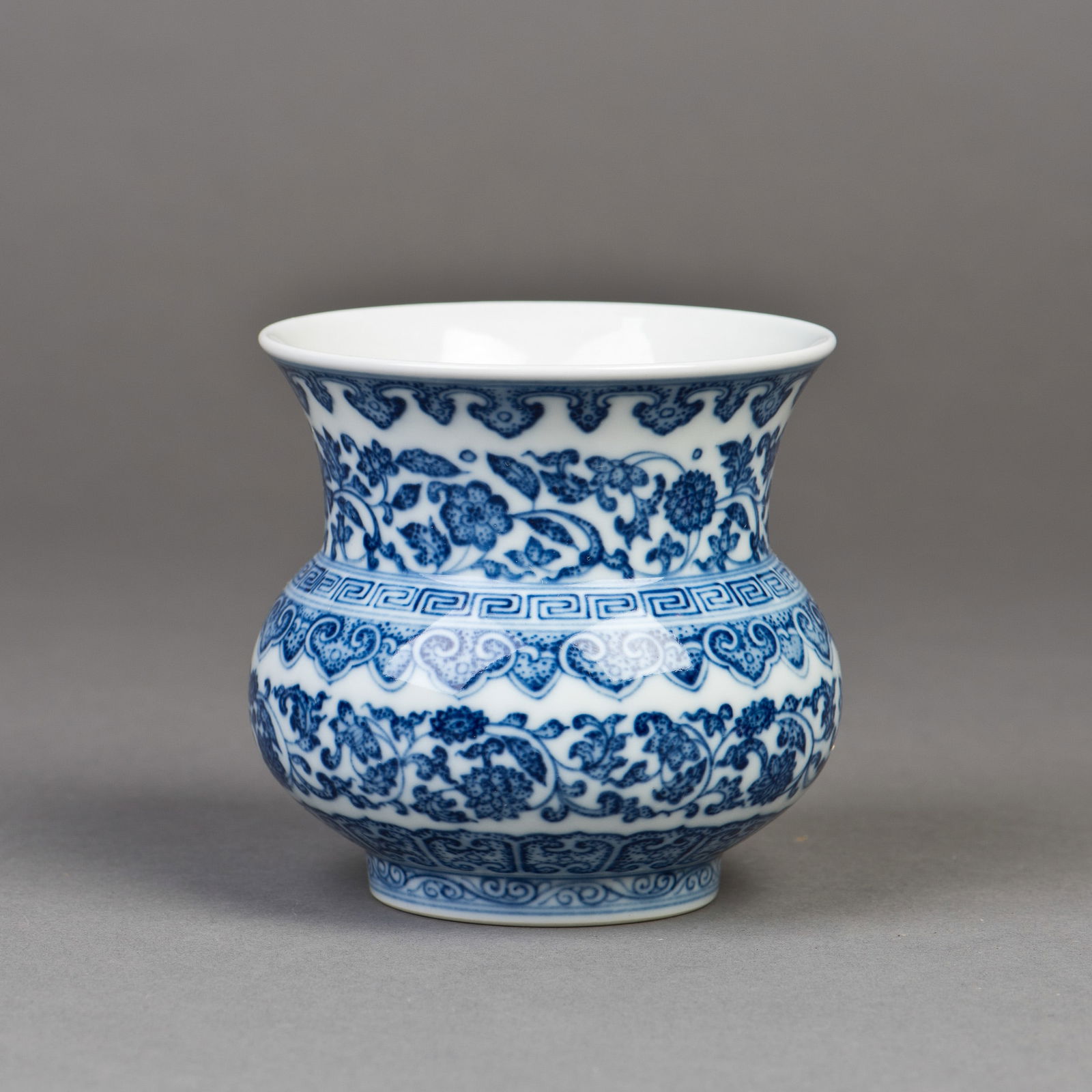 A CHINESE BLUE AND WHITE PORCELAIN VASE (1 of 3)