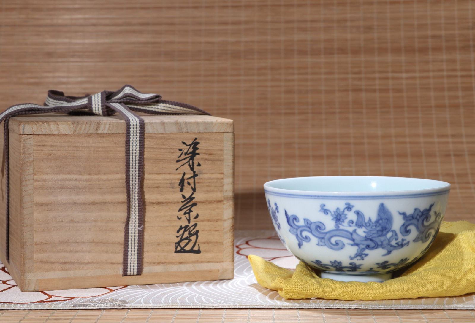 A BLUE AND WHITE TEA BOWL: A blue and white tea bowl decorated with Kui-dragon design.Diameter 12.5 cm, Height 6.8 cm.