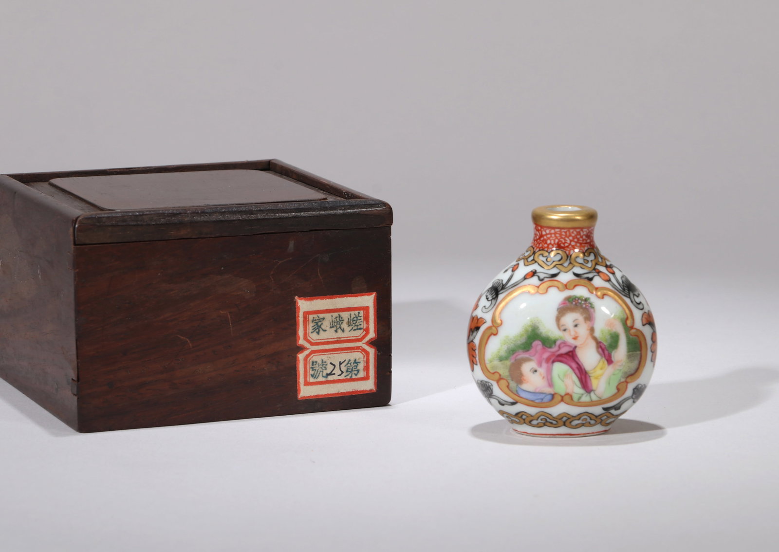 A YANGCAI SNUFF BOTTLE: A Yangcai snuff bottle decorated with Western figures.Height 5.5 cm.
