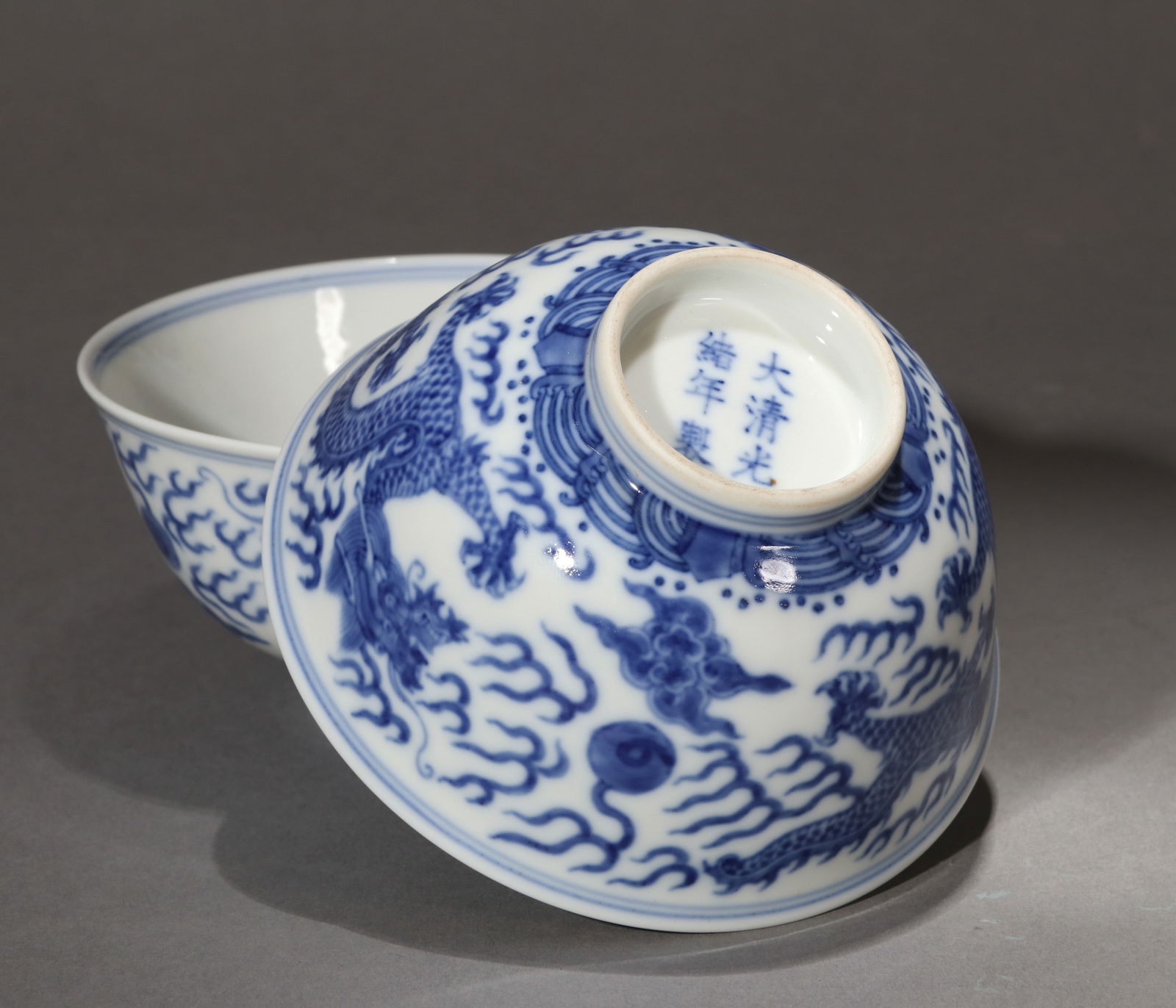 A PAIR OF BLUE AND WHITE BOWLS (1 of 7)