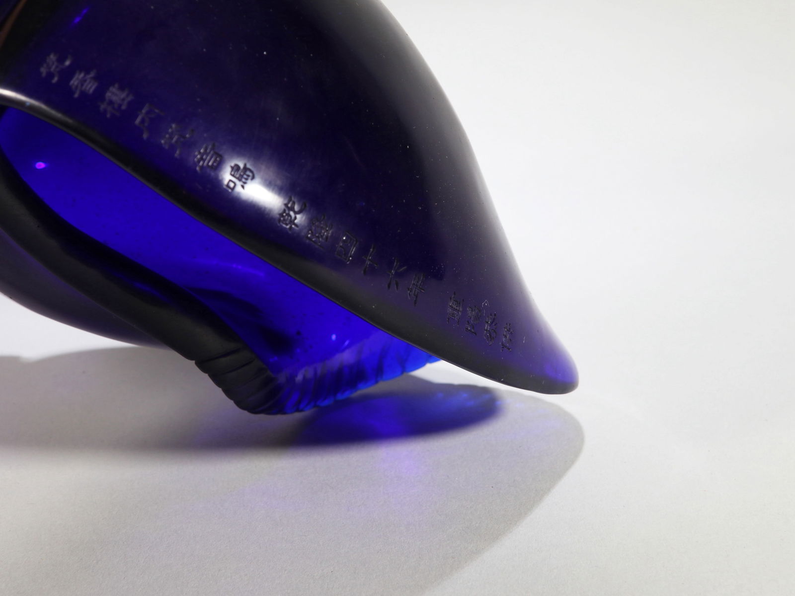 A BLUE GLASS CONCH SHELL - 6