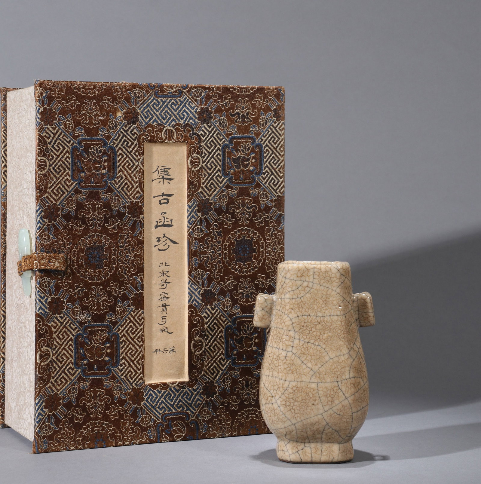 A GE-TYPE VASE: A Ge-type vase with tubular handles. Height 13.5 cm.