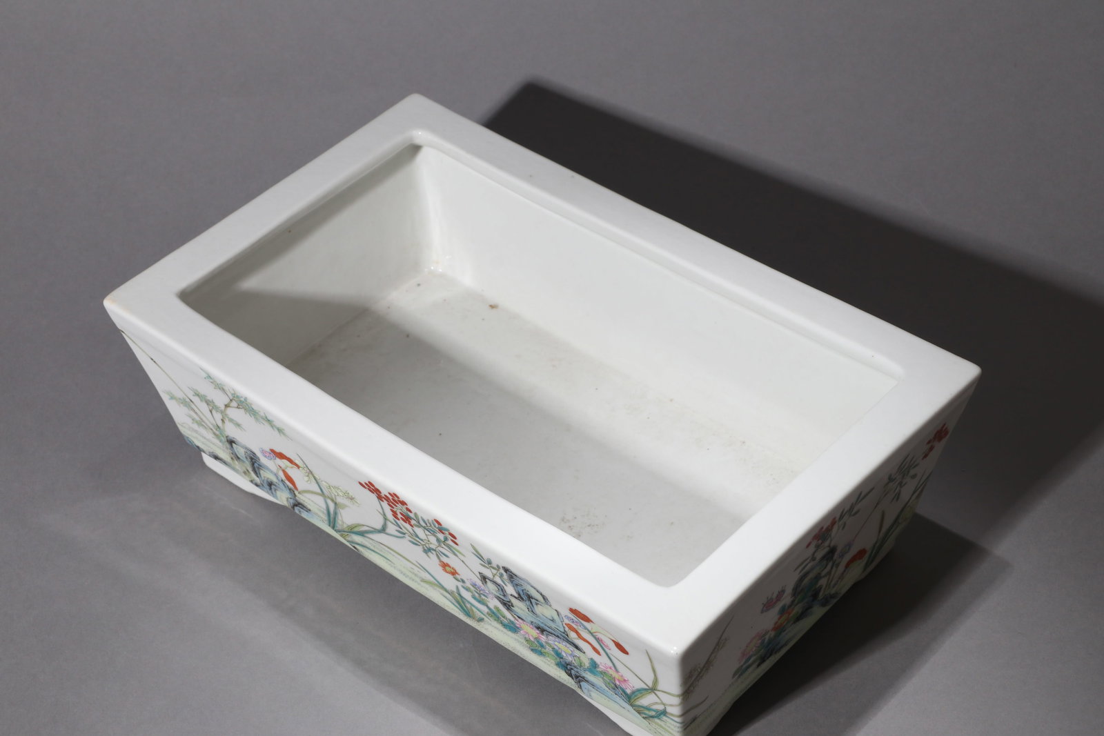 A FAMILLE-ROSE NARCISSUS BOWL: A famille-rose narcissus bowl decorated with rock and floral design. 30 x 19 x 10 cm.
