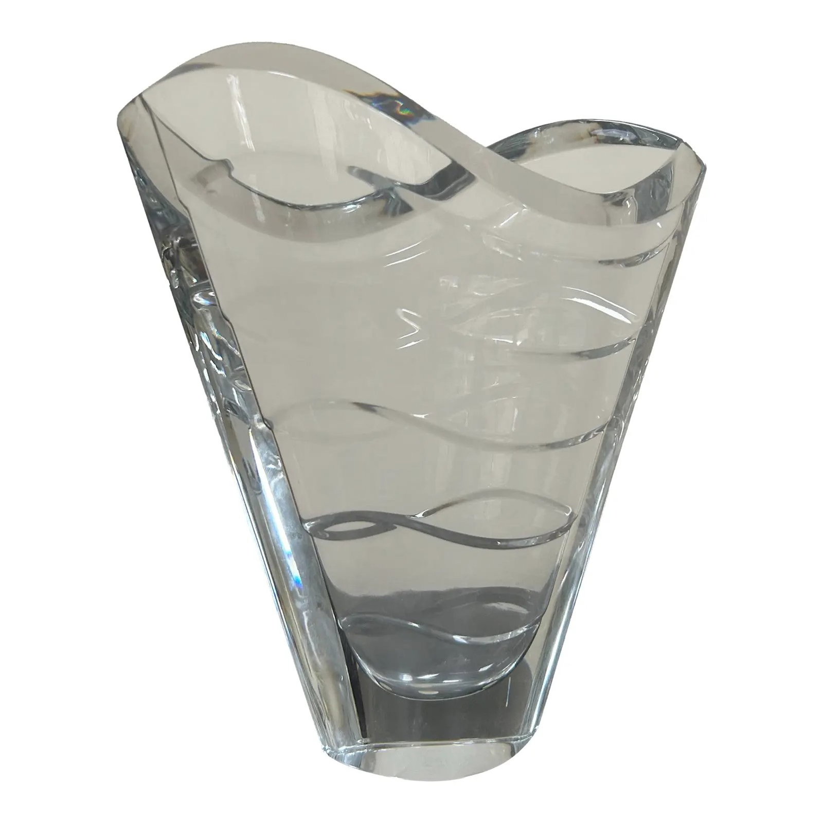 MODERN SCULPTURAL GLASS VASE, FREEFORM WAVE DESIGN: The vase features a dynamic, freeform shape with an undulating rim that curves and folds inward. The body tapers downward into a narrower base. Within the thick clear glass walls, subtle internal wave
