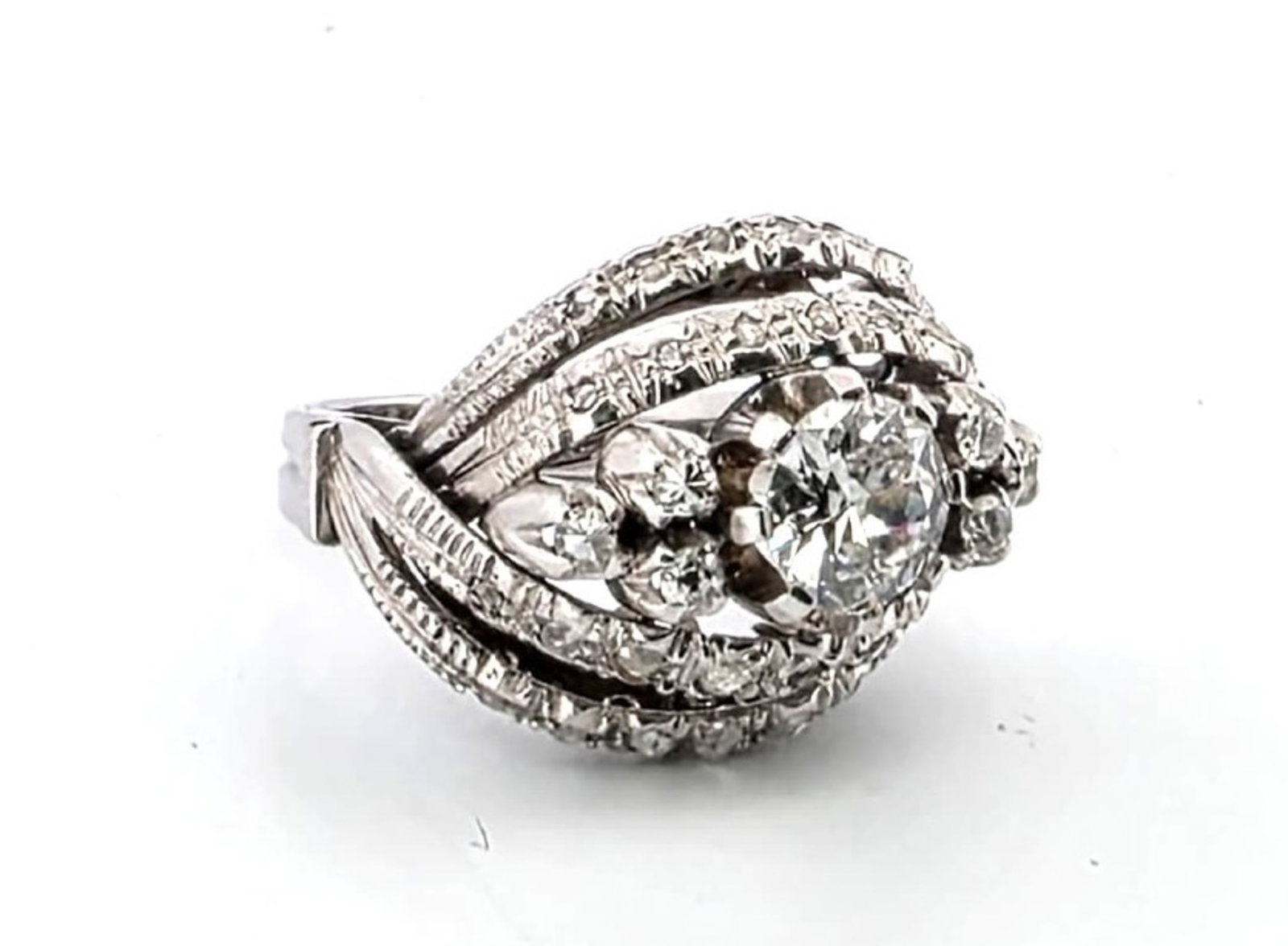 VINTAGE STYLE DIAMOND RING, 18K WHITE GOLD: The ring features a central diamond of 1.30 carats (G/H, VS) and additional diamonds totaling 0.50 carats (G, VS). The mount is executed in 18k white gold. The item weighs 9.69 grams. Dimensions: Crow