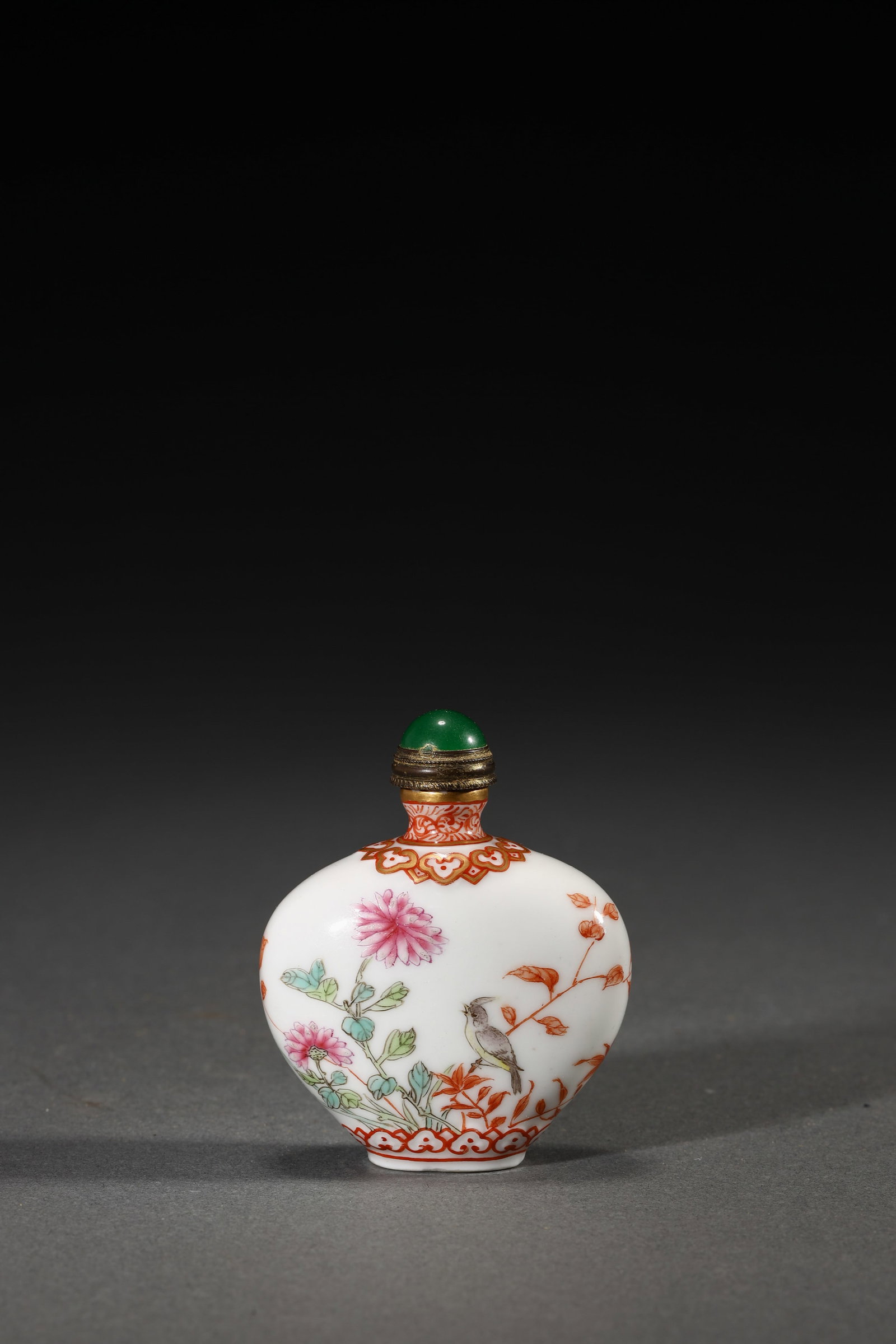 AN IRON-RED-GLAZED AND FAMILLE ROSE 'FLOWER' SNUFF BOTTLE (1 of 5)
