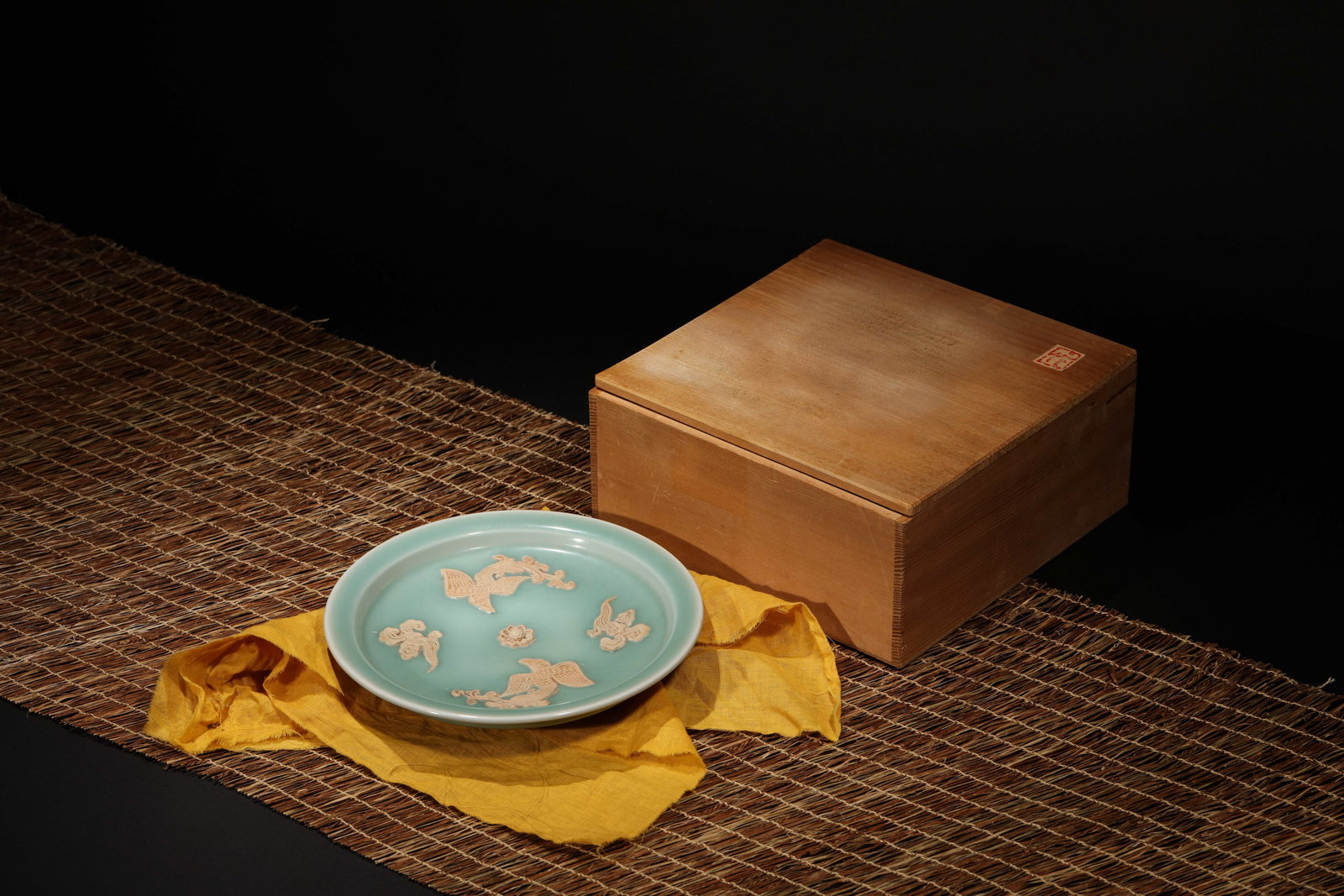 A CELADON-GLAZED 'PHOENIX' DISH: A celadon-glazed 'phoenix' dish.Dimensions: H: 3.4 cm, Diam: 18.5 cm.