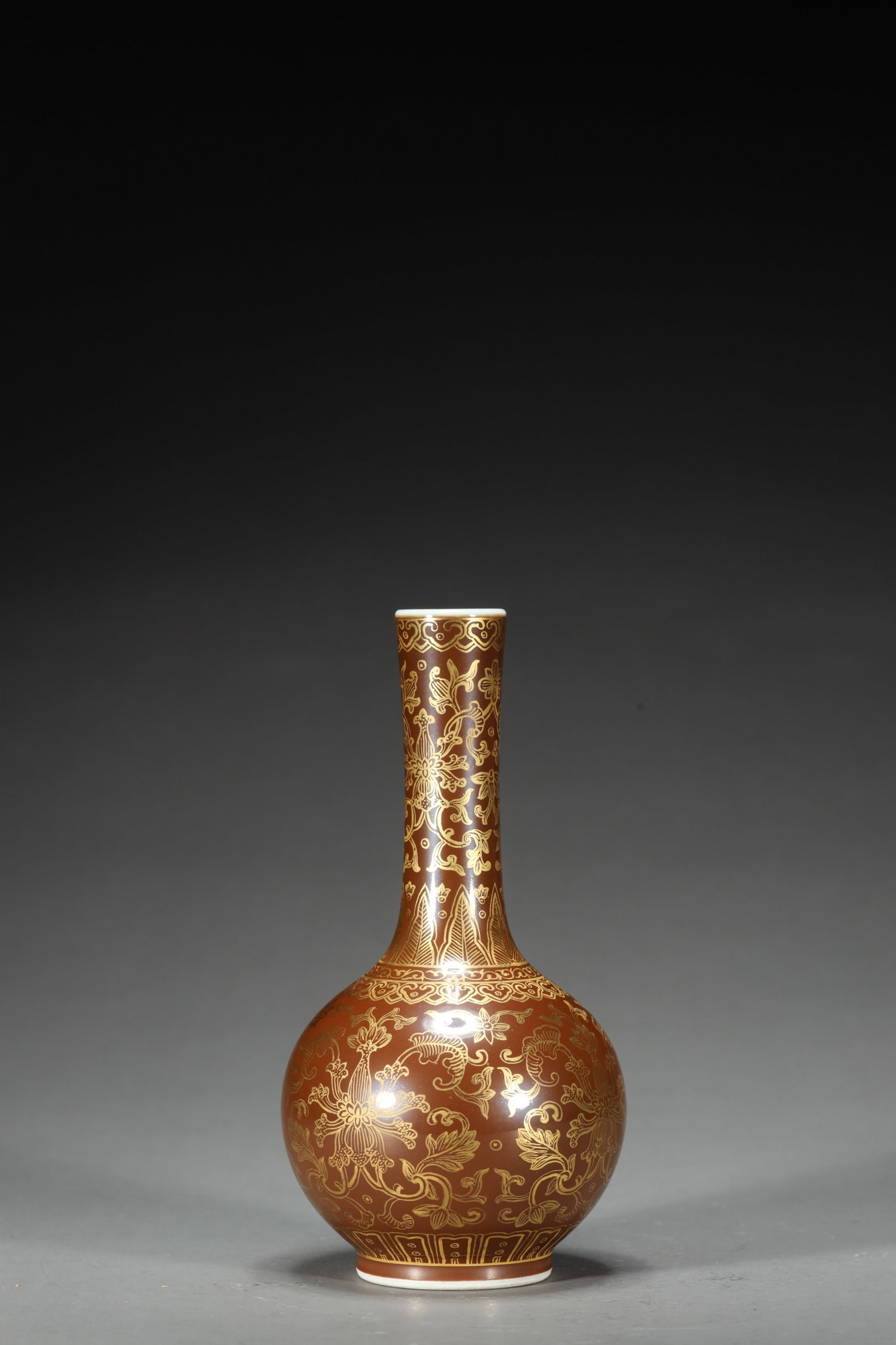 AN AUBERGINE-GLAZED BOTTLE VASE: An aubergine-glazed bottle vase.Dimensions: H: 16 cm, Diam: 8.2 cm.