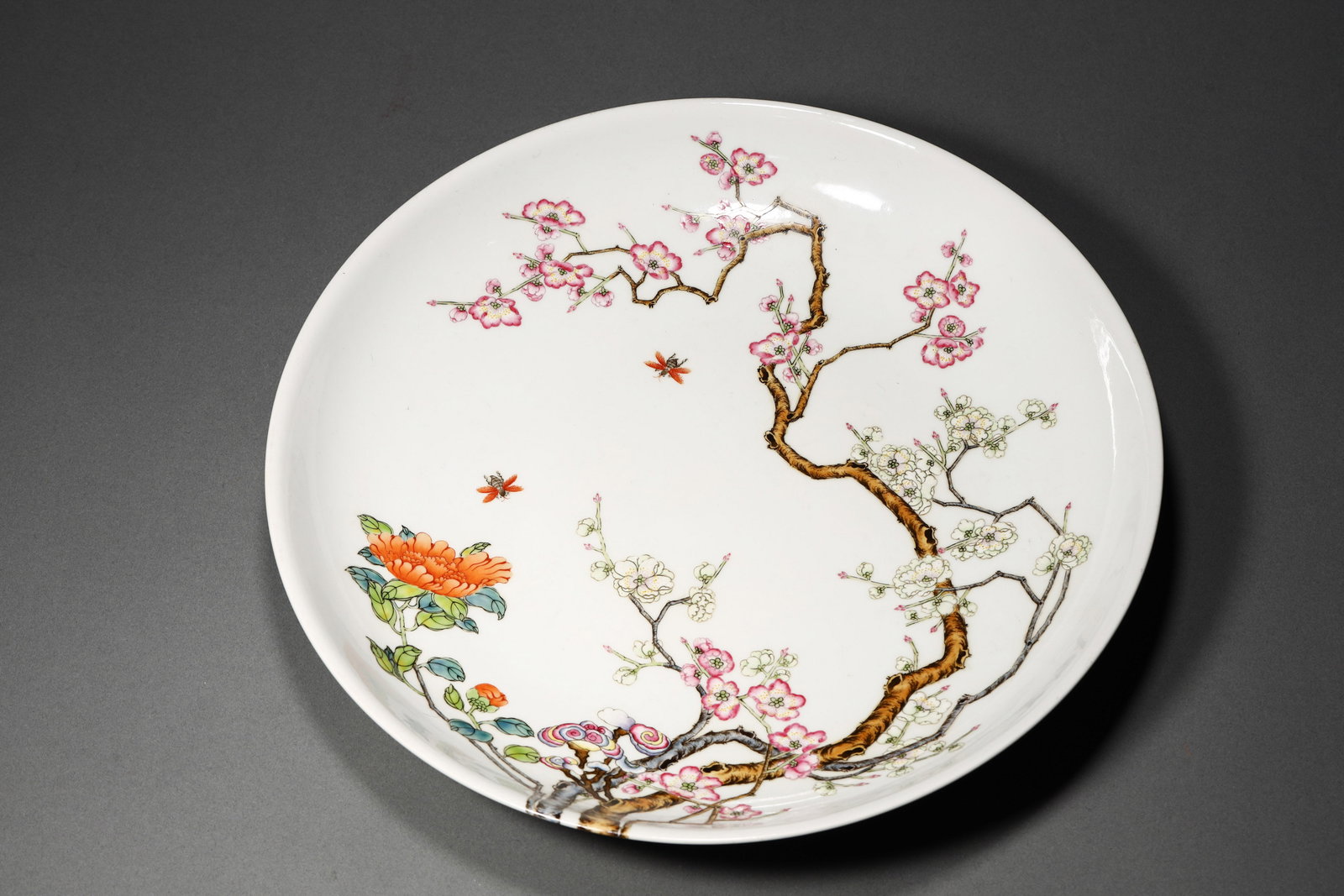 A LARGE FAMILLE ROSE 'PEONY AND RUYI' DISH: A large famille rose 'peony and ruyi' dish.Dimensions: Diam: 37 cm.