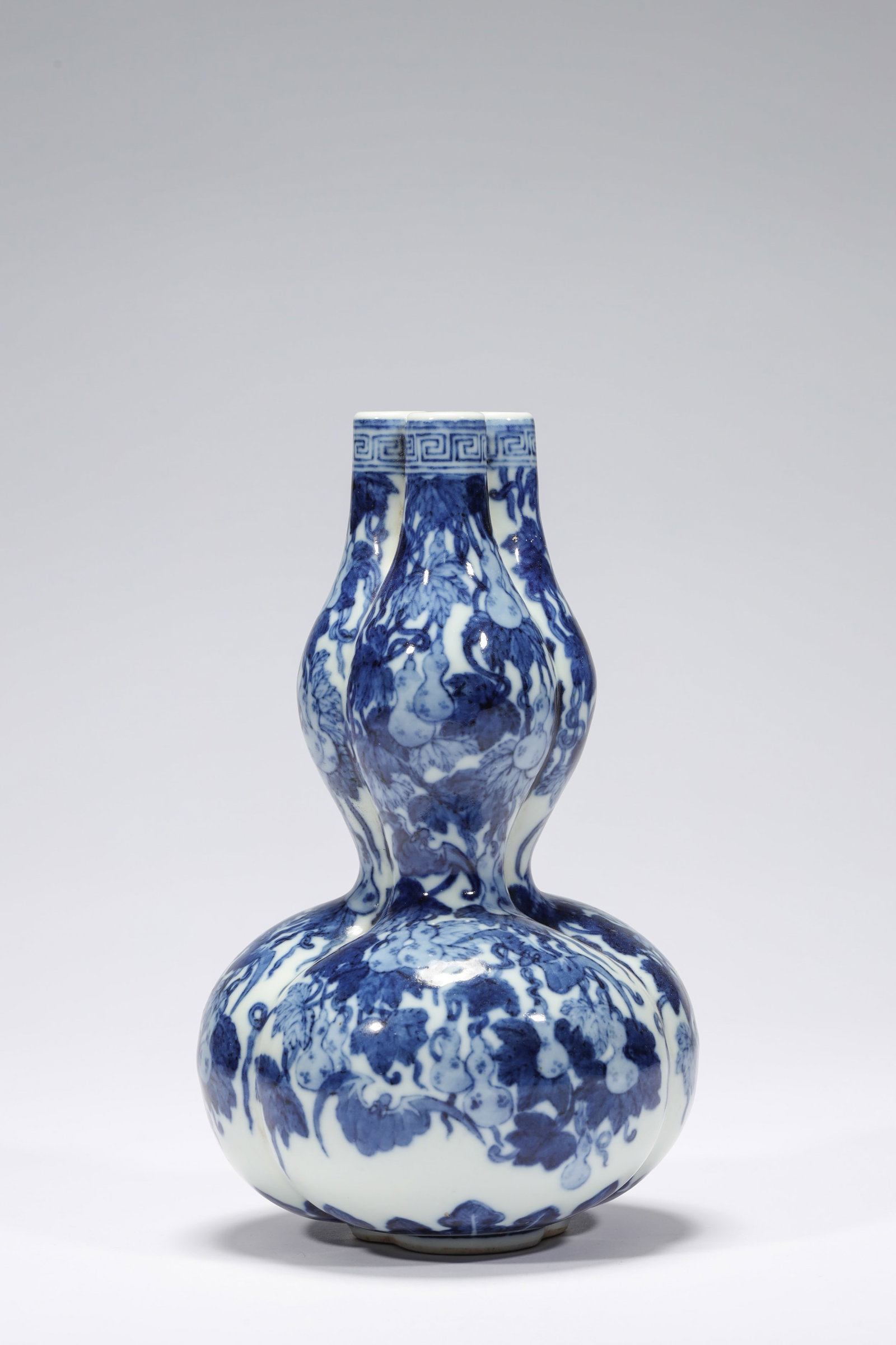 A BLUE AND WHITE 'BAT AND GOURD' THREE-SPOUT DOUBLE-GOURD VASE (1 of 5)