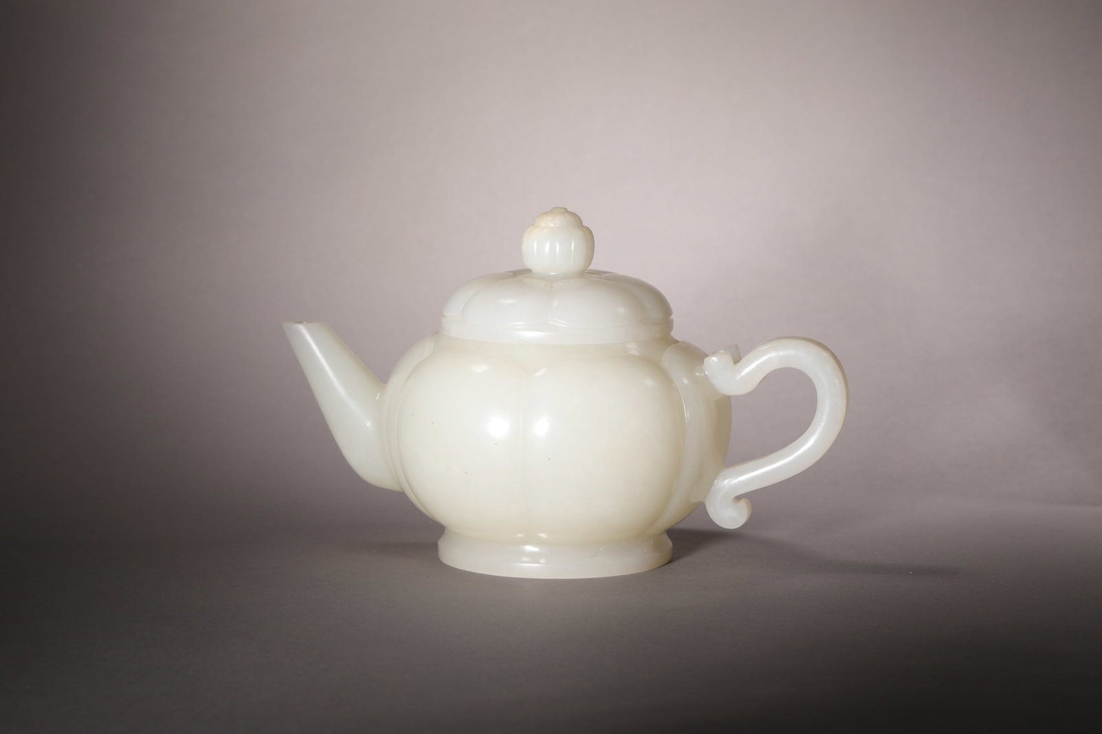 A WHITE JADE BARBED-RIM POT (1 of 5)