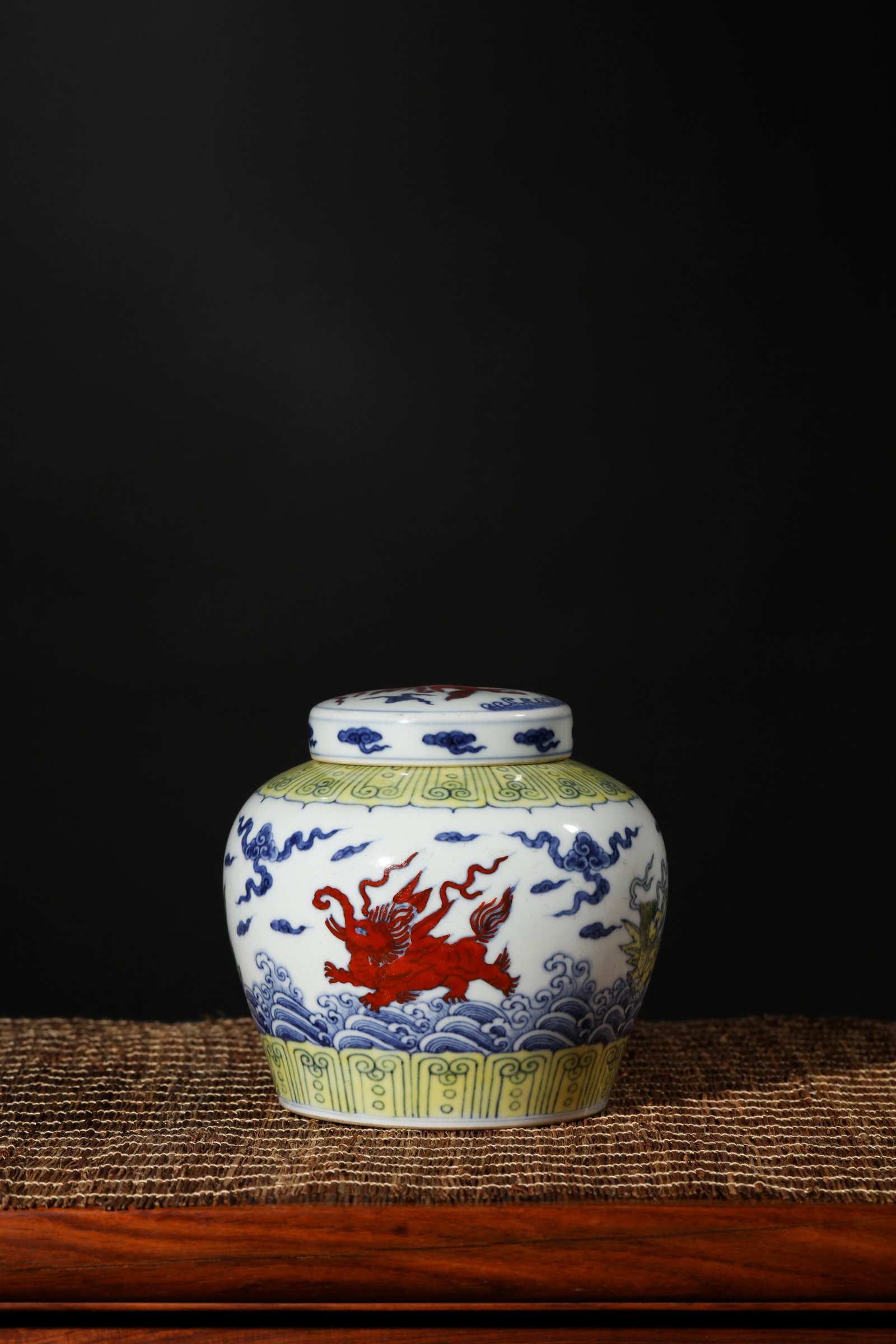 A DOUCAI 'SEA DRAGON' TIAN JAR AND COVER (1 of 4)