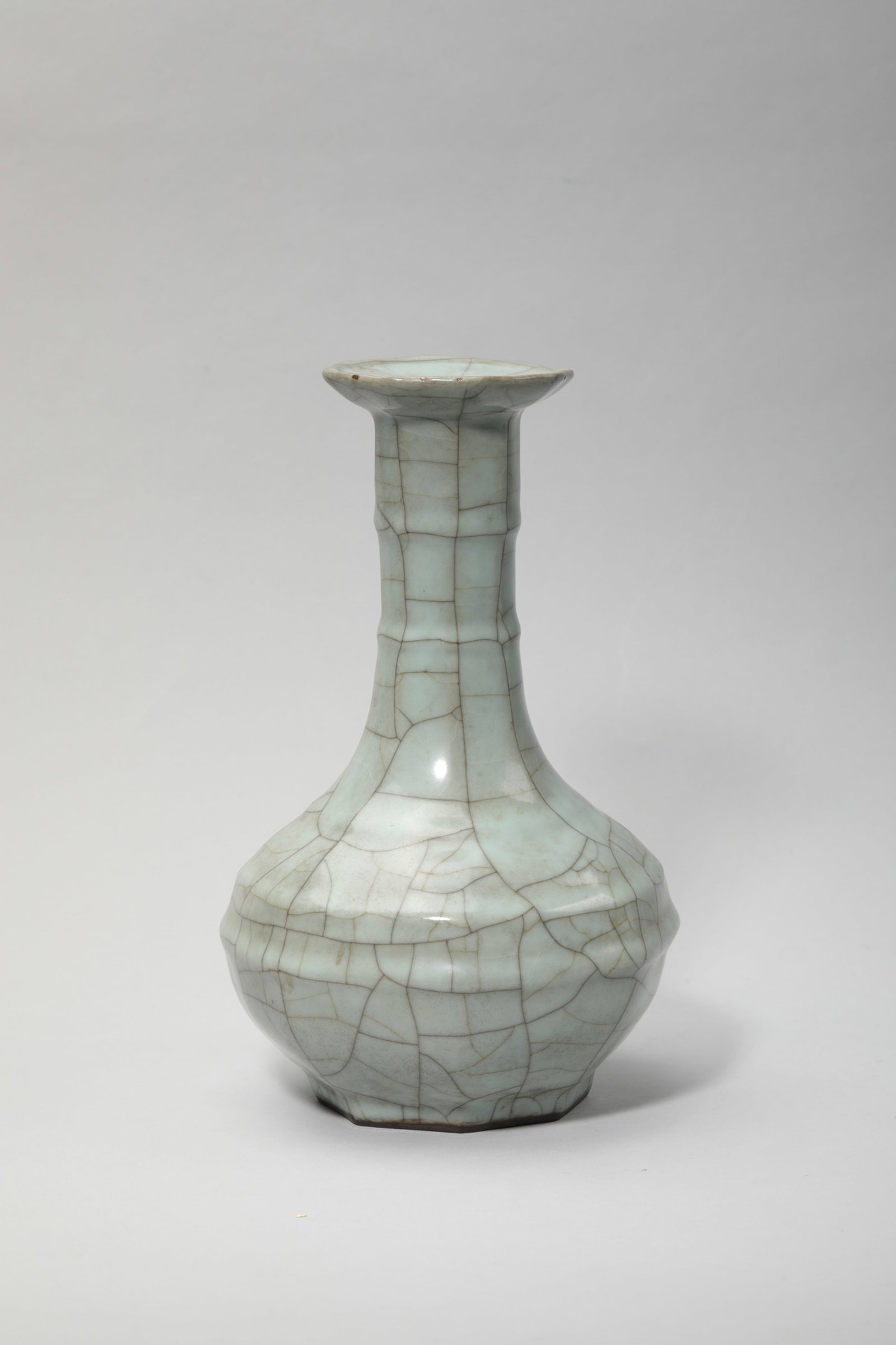A GUAN-TYPE DISH-MOUTH OCTAGONAL VASE (1 of 6)