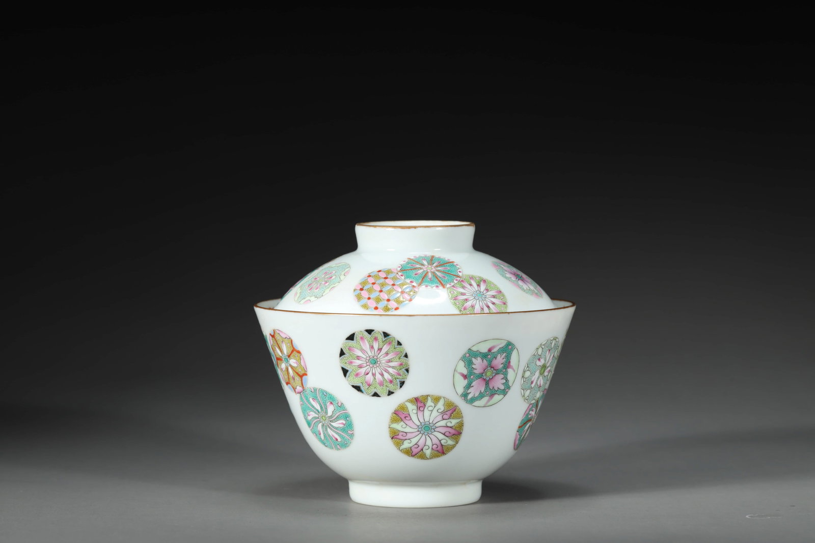 A FAMILLE ROSE MILLEFLEURS LIDDED TEA BOWL (1 of 6)