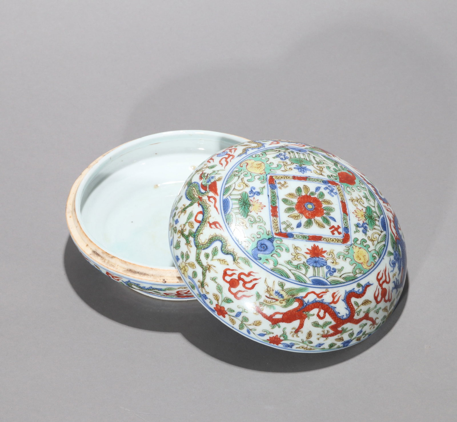 A WUCAI BOX AND COVER - 2