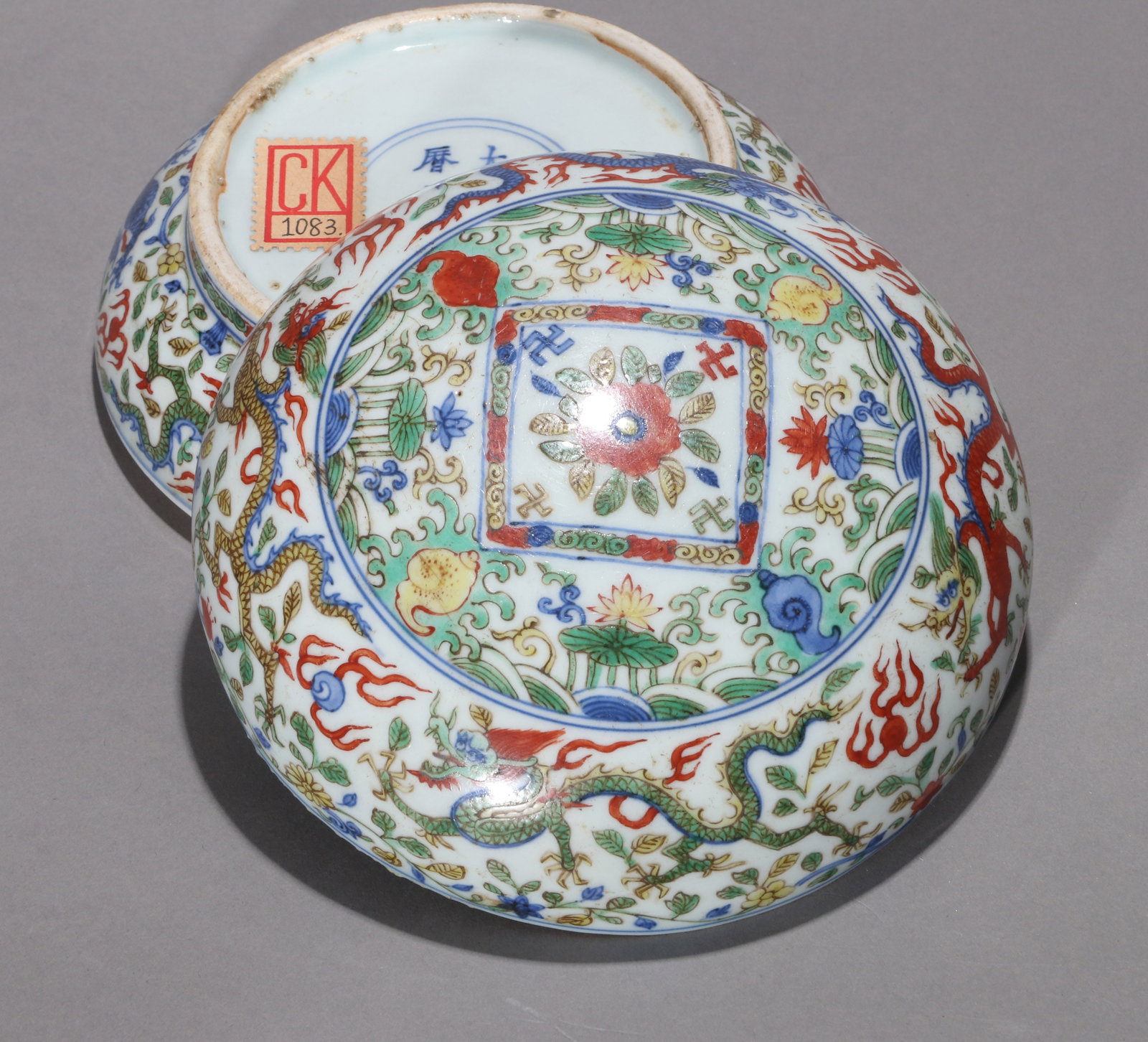 A WUCAI BOX AND COVER - 6