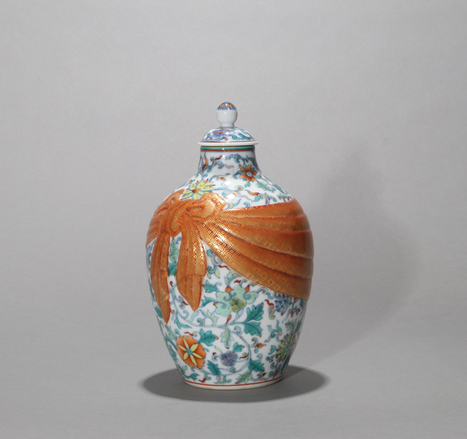 A DOUCAI AND GILT-DECORATED JAR AND COVER - 3
