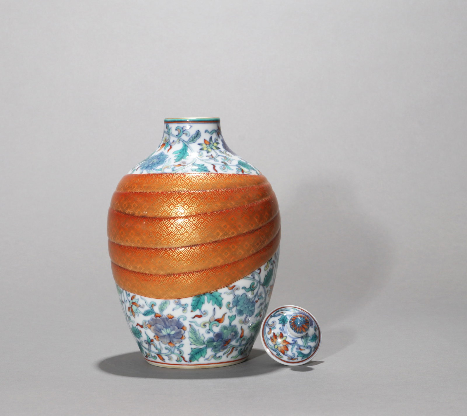 A DOUCAI AND GILT-DECORATED JAR AND COVER - 4