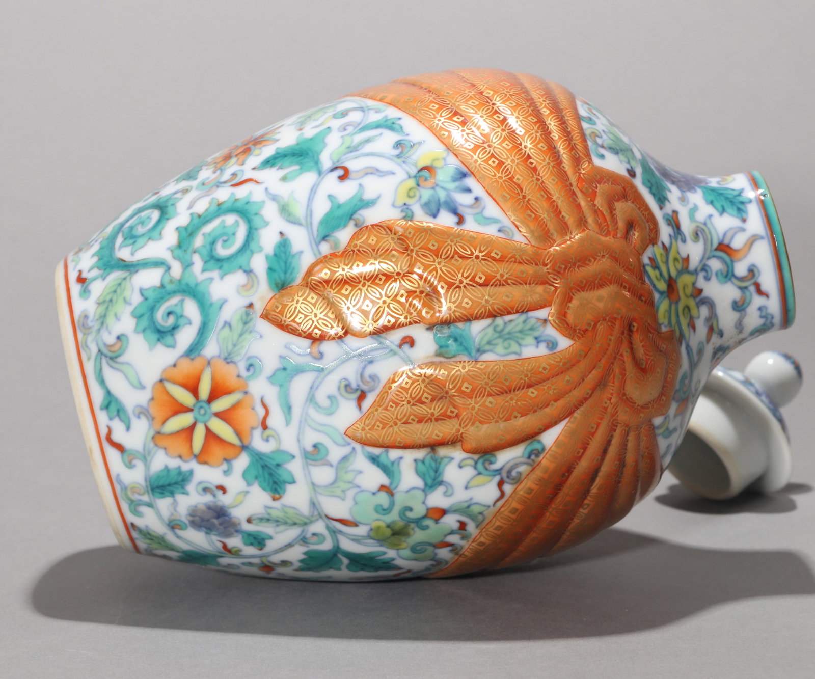 A DOUCAI AND GILT-DECORATED JAR AND COVER - 7