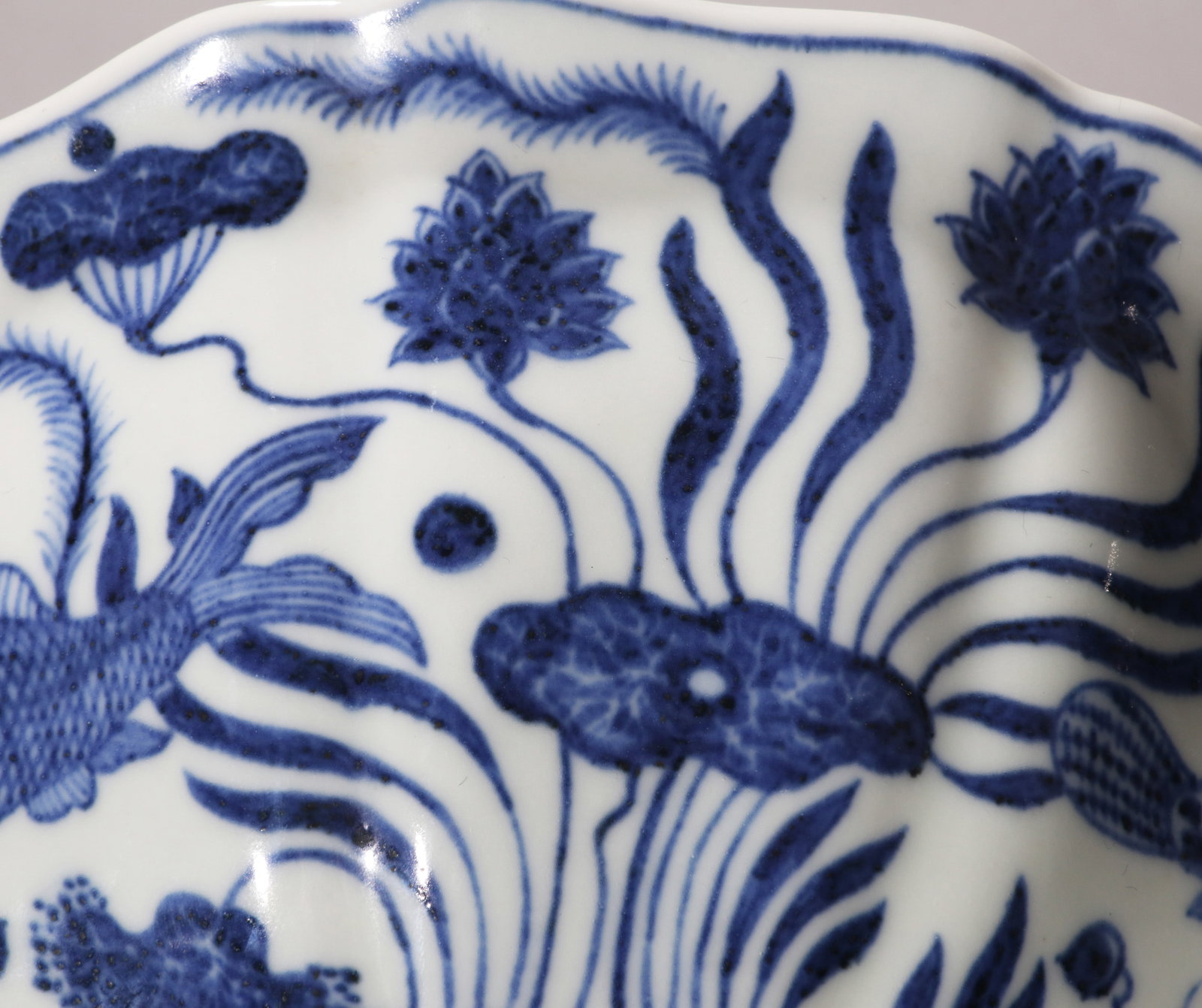 A BLUE AND WHITE FOLIATE BOWL - 10