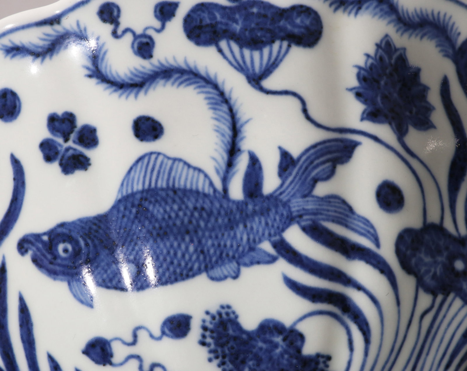A BLUE AND WHITE FOLIATE BOWL - 11