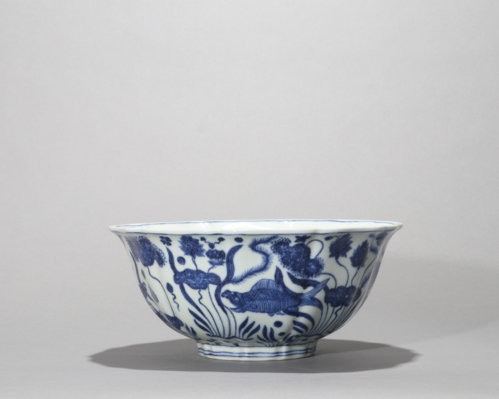 A BLUE AND WHITE FOLIATE BOWL - 2