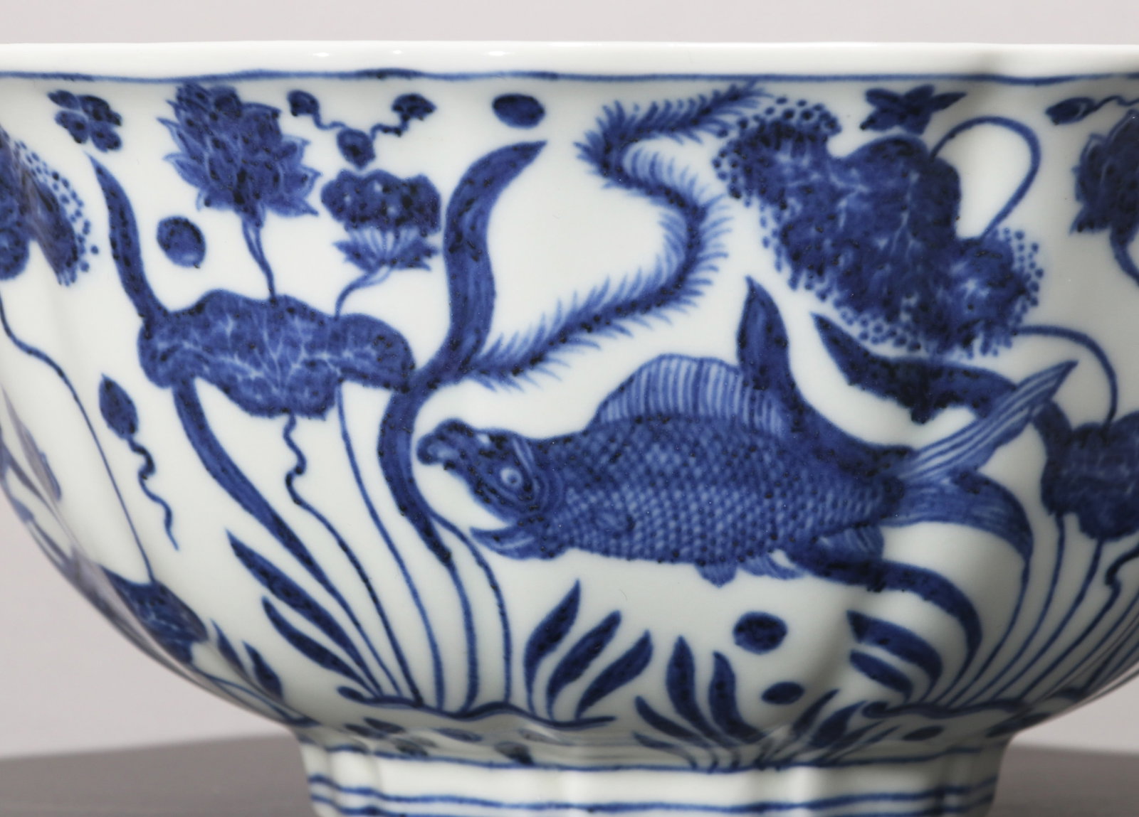 A BLUE AND WHITE FOLIATE BOWL - 3