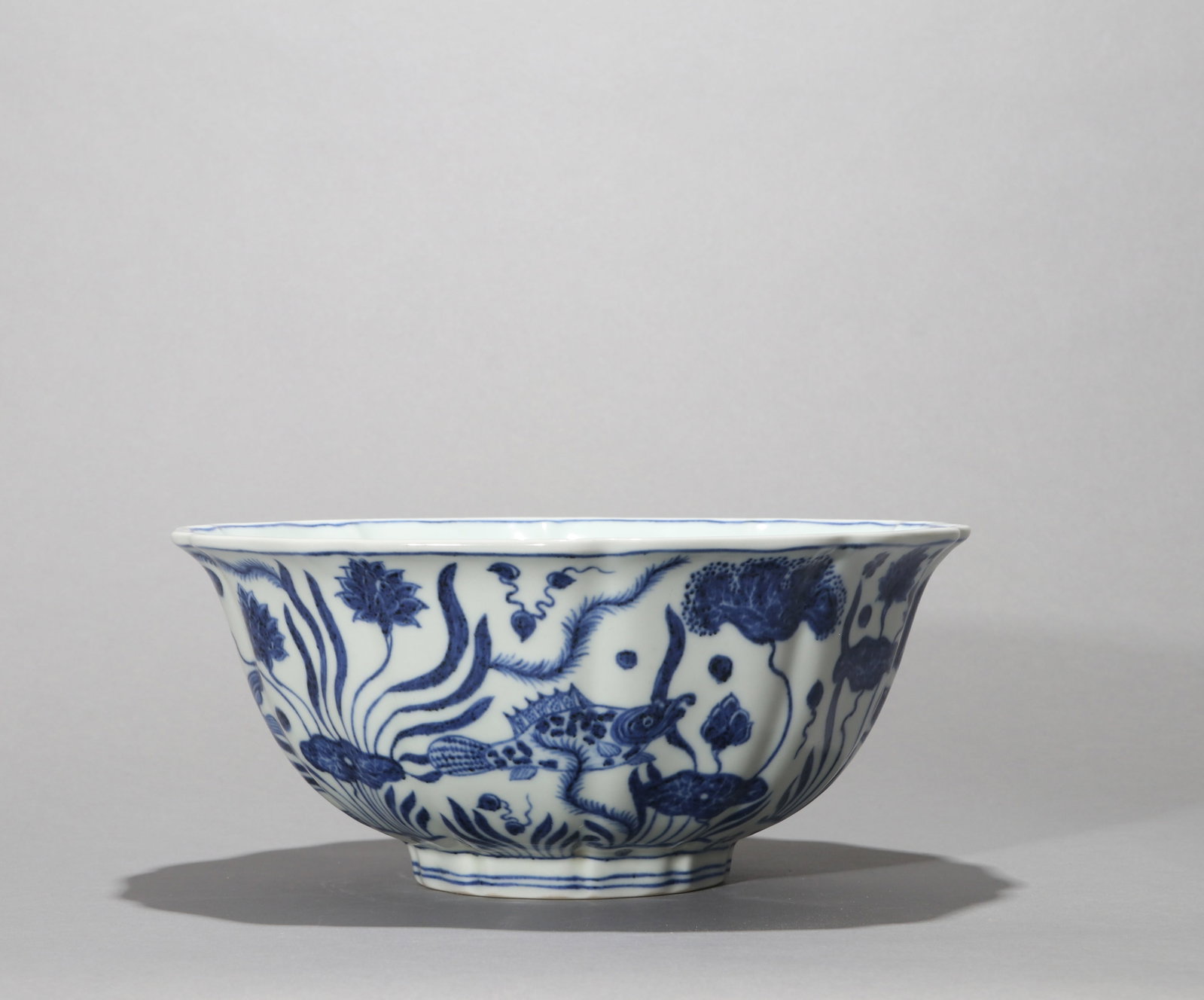 A BLUE AND WHITE FOLIATE BOWL - 4