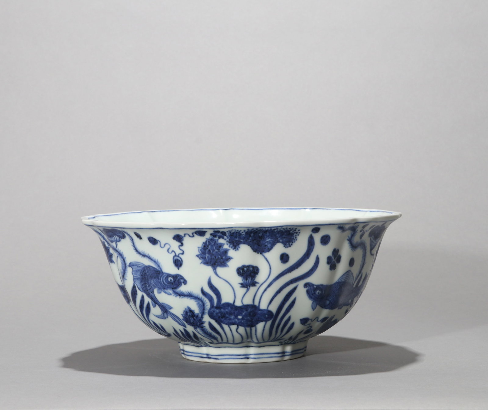 A BLUE AND WHITE FOLIATE BOWL - 5