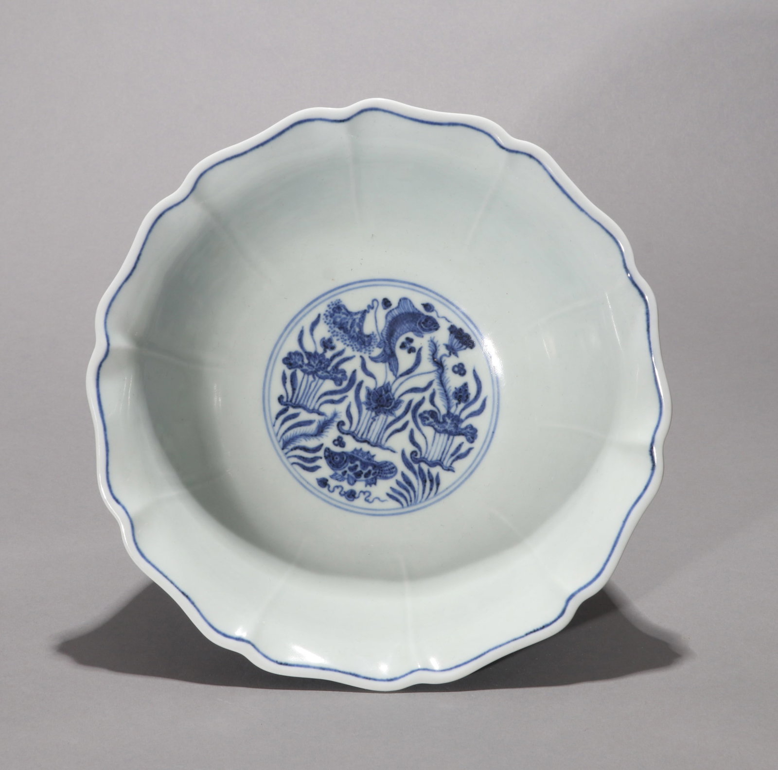 A BLUE AND WHITE FOLIATE BOWL - 6
