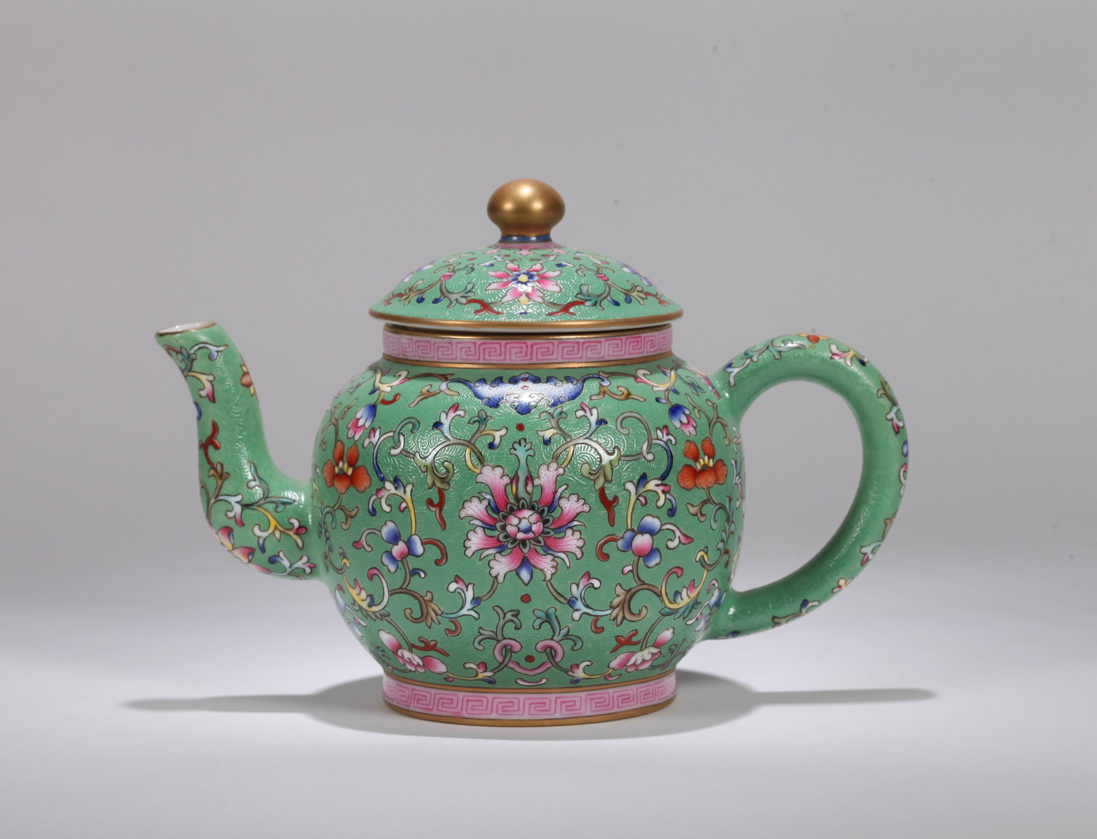 A TURQUOISE-GROUND FAMILLE-ROSE 'FLORAL' EWER - 2