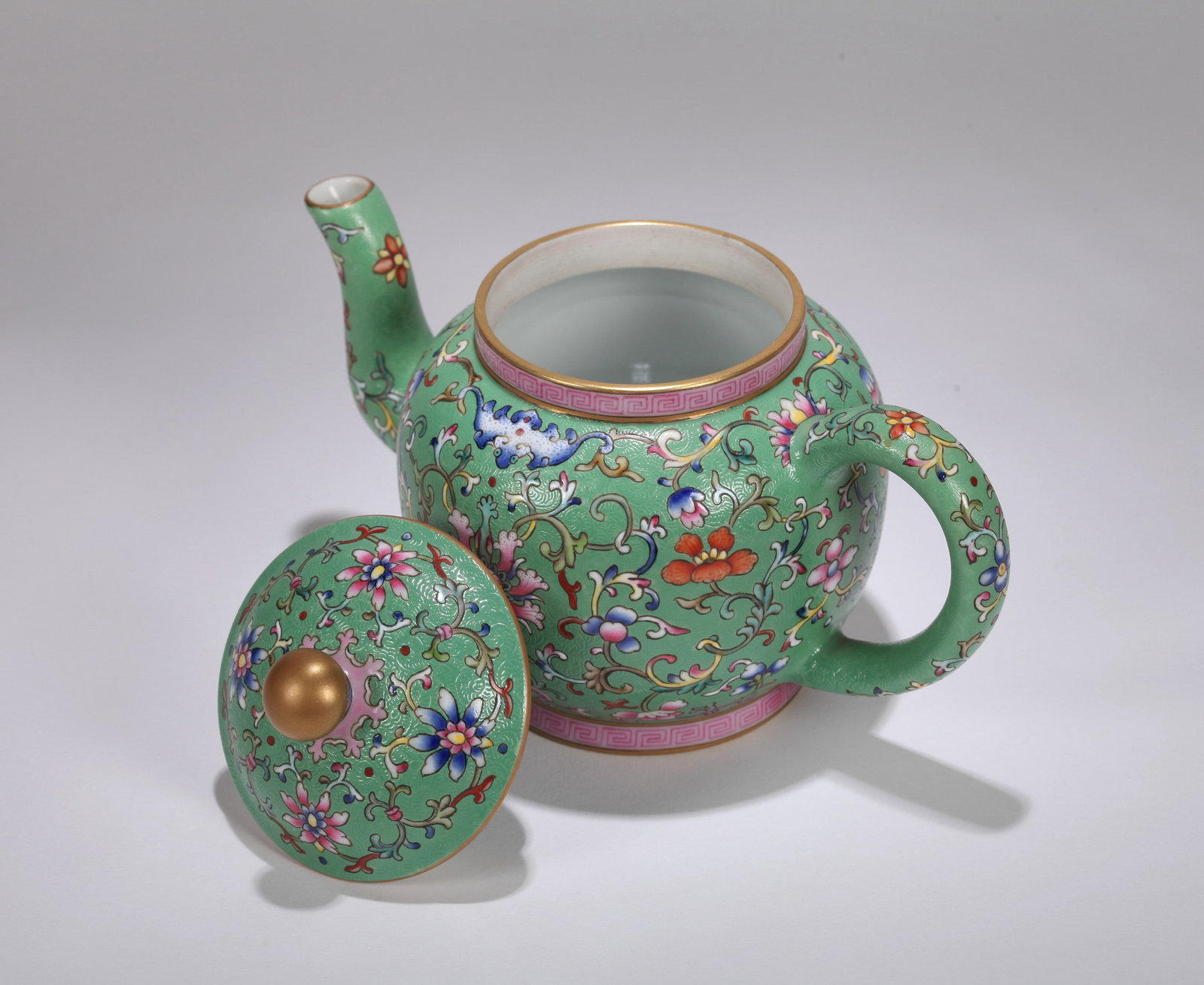 A TURQUOISE-GROUND FAMILLE-ROSE 'FLORAL' EWER - 3