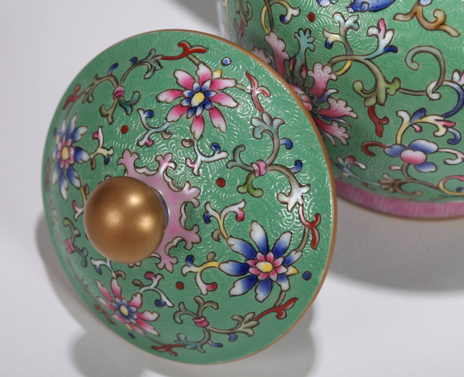 A TURQUOISE-GROUND FAMILLE-ROSE 'FLORAL' EWER - 4