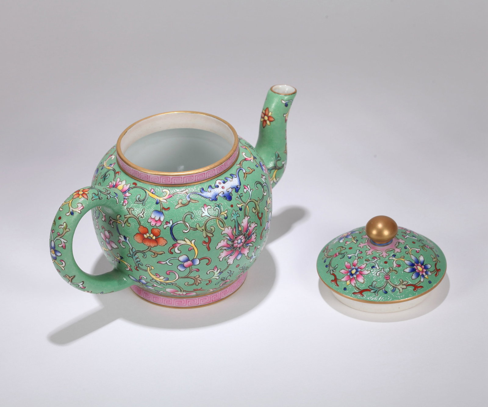 A TURQUOISE-GROUND FAMILLE-ROSE 'FLORAL' EWER - 5