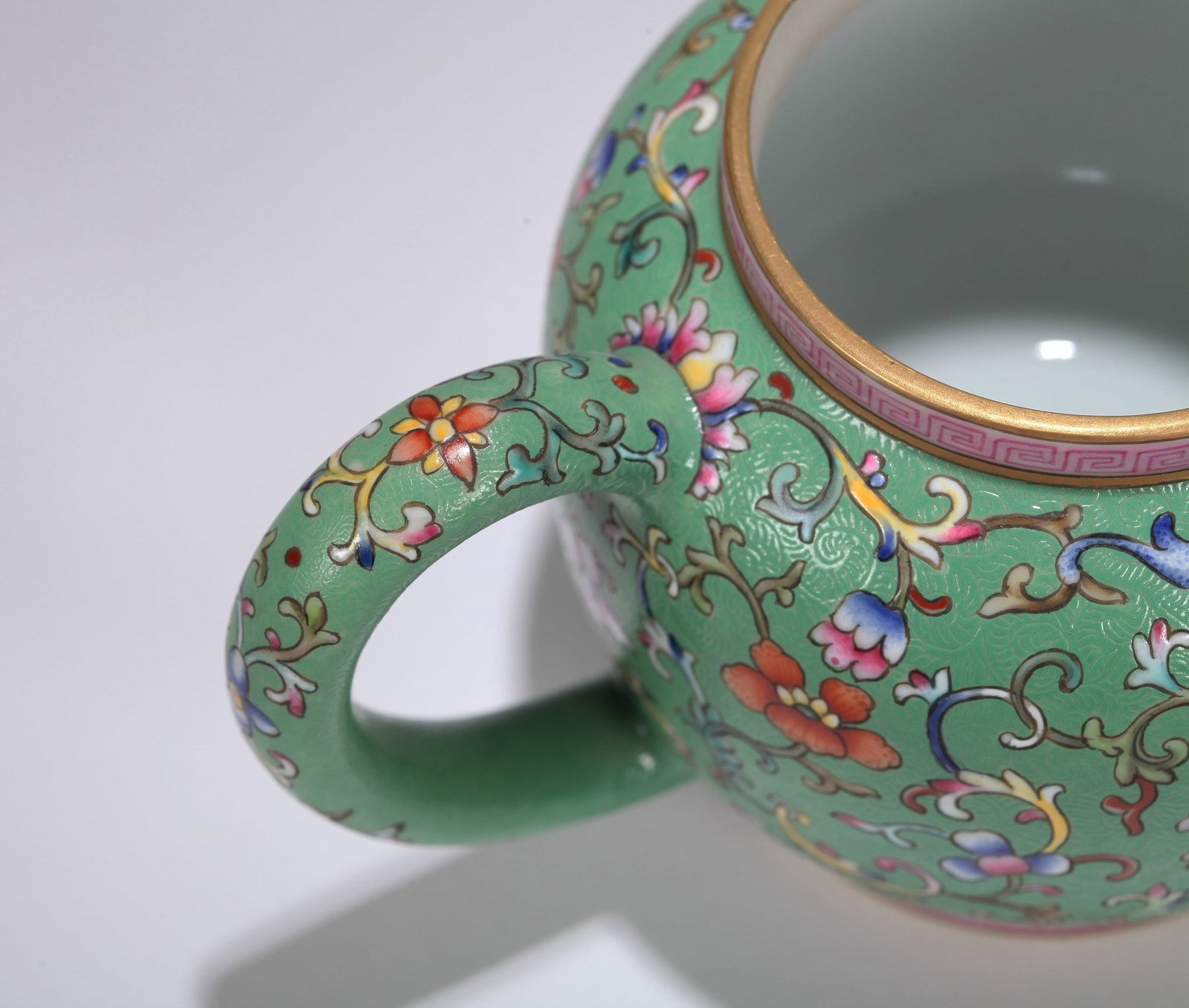 A TURQUOISE-GROUND FAMILLE-ROSE 'FLORAL' EWER - 6