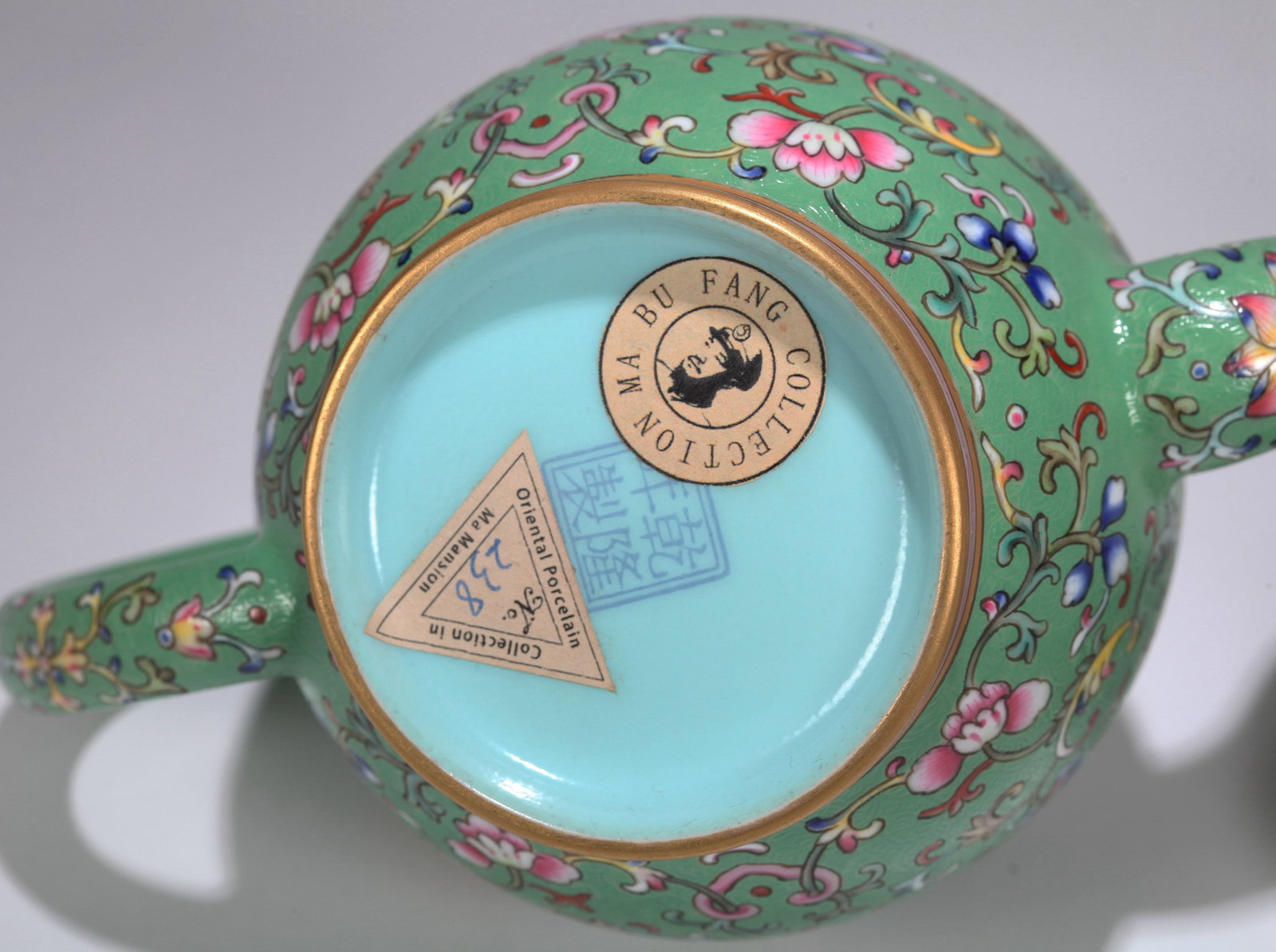 A TURQUOISE-GROUND FAMILLE-ROSE 'FLORAL' EWER - 7