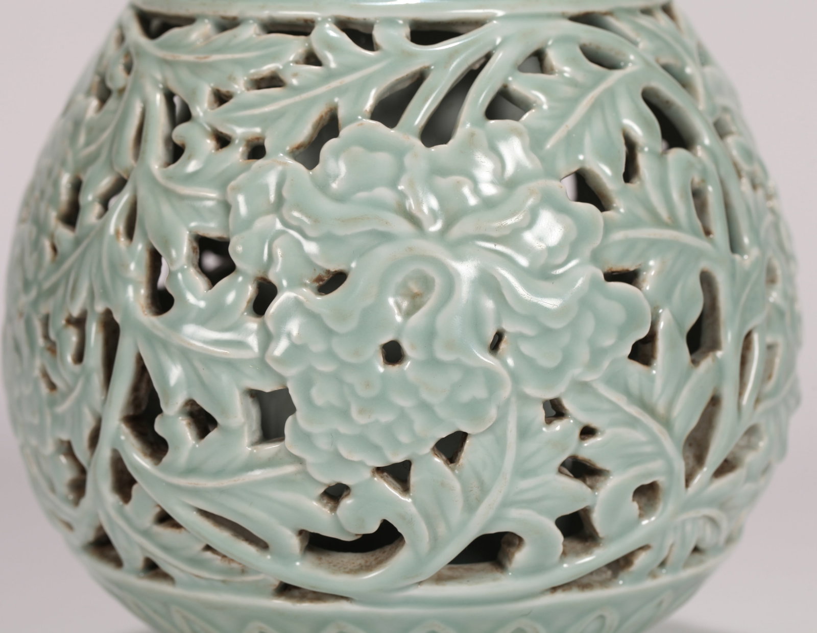 A CELADON-GLAZED PIERCED 'FLORAL' VASE - 3