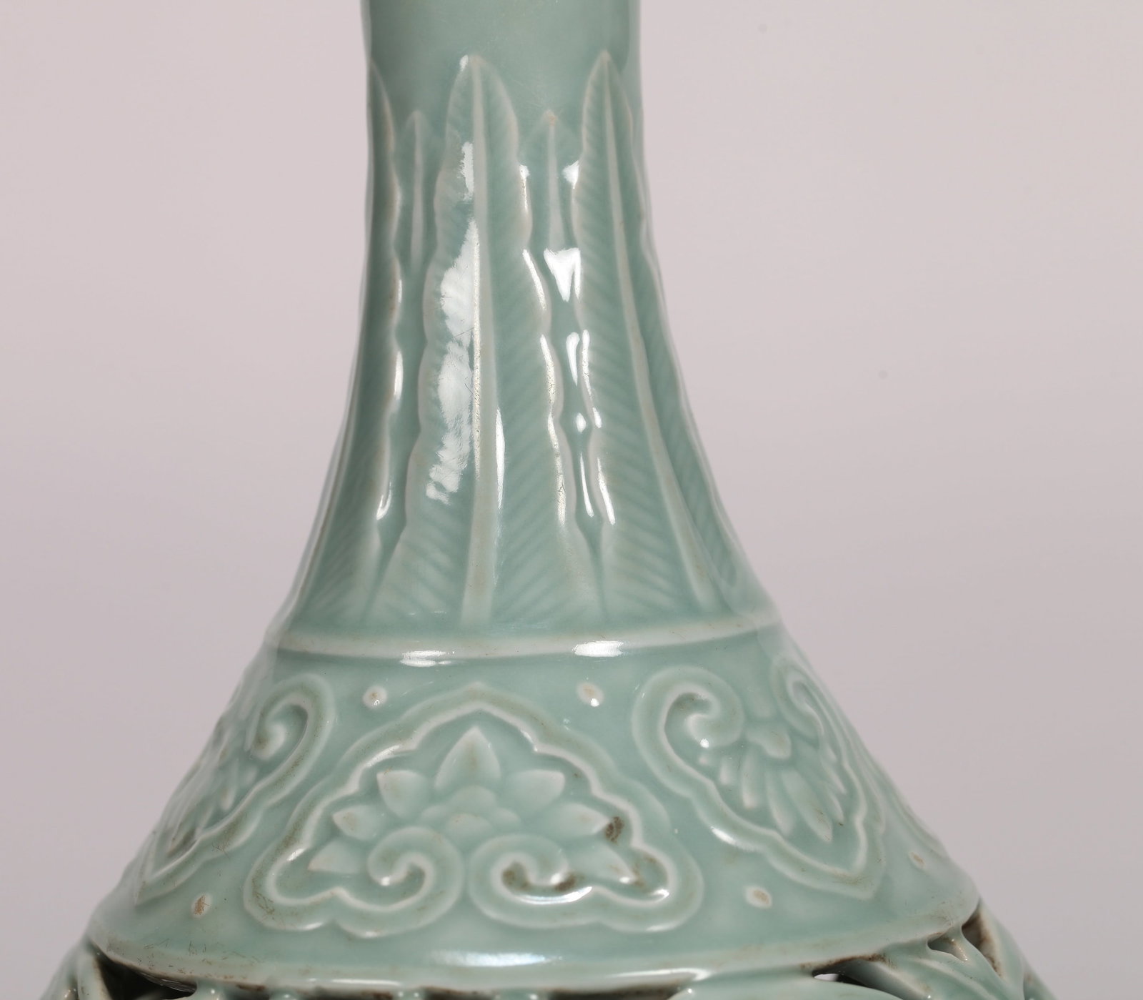 A CELADON-GLAZED PIERCED 'FLORAL' VASE - 4