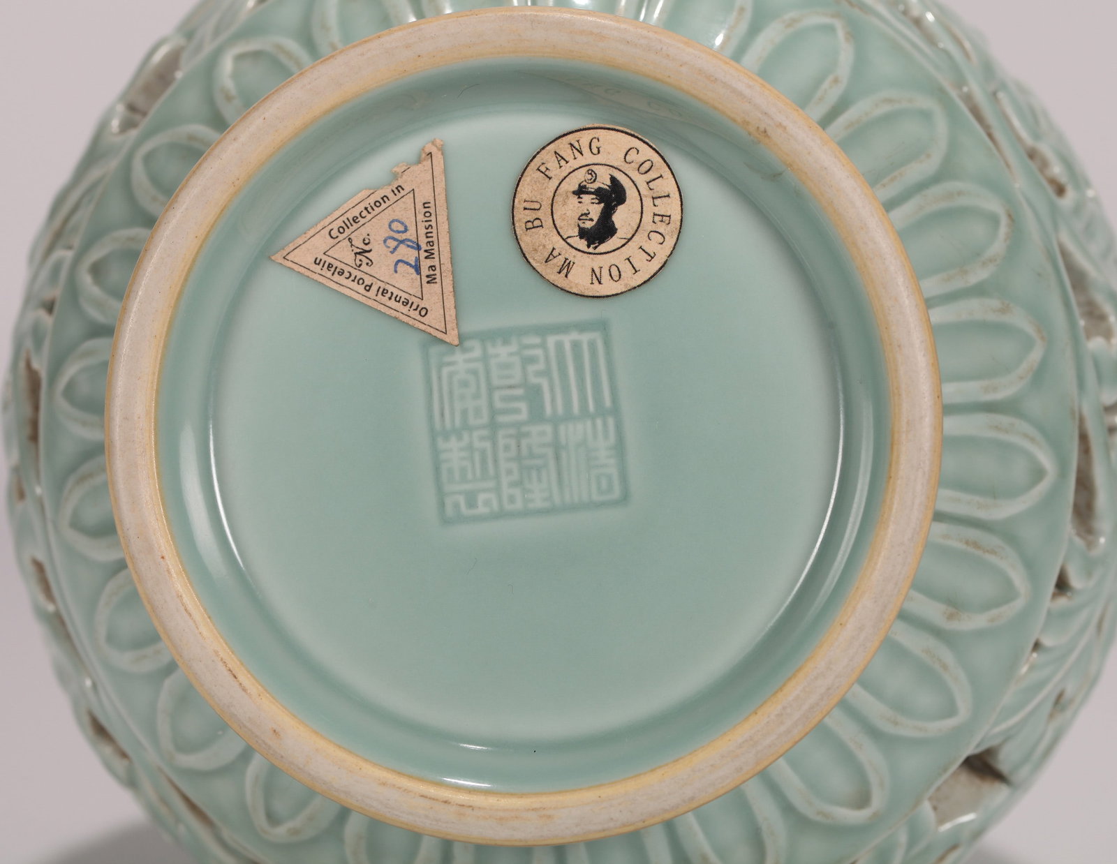 A CELADON-GLAZED PIERCED 'FLORAL' VASE - 7