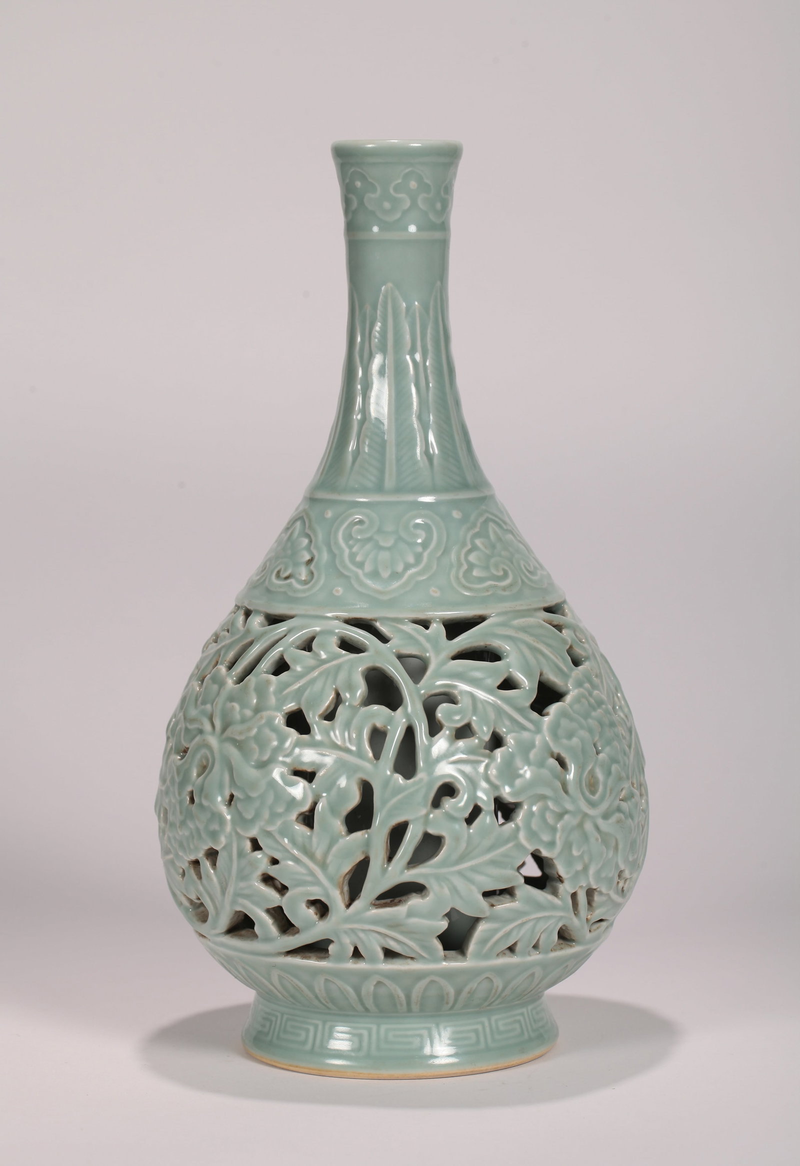 A CELADON-GLAZED PIERCED 'FLORAL' VASE - 8