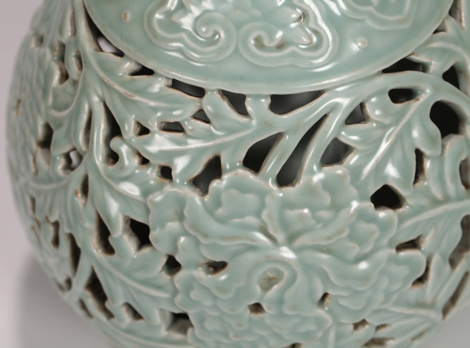A CELADON-GLAZED PIERCED 'FLORAL' VASE - 9