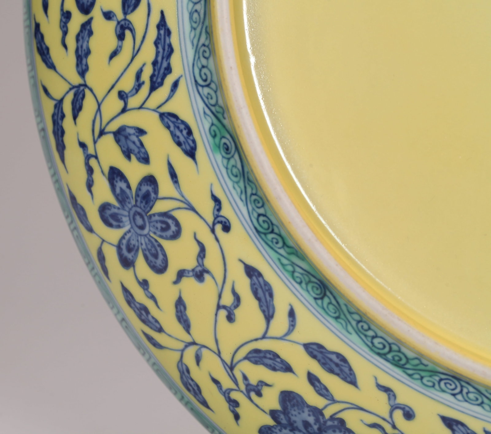 A YELLOW-GROUND BLUE AND WHITE DISH - 10