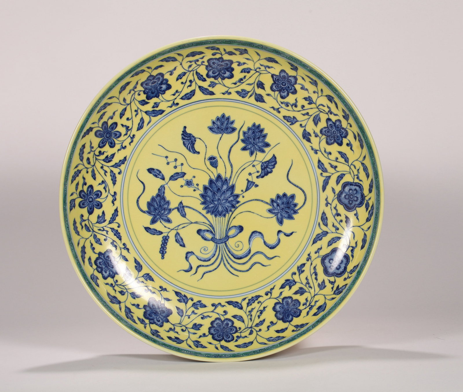 A YELLOW-GROUND BLUE AND WHITE DISH - 2